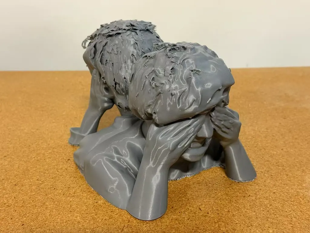 灰色3D打印双人半身像，一张脸部分被双手遮住，从右后方拍摄。