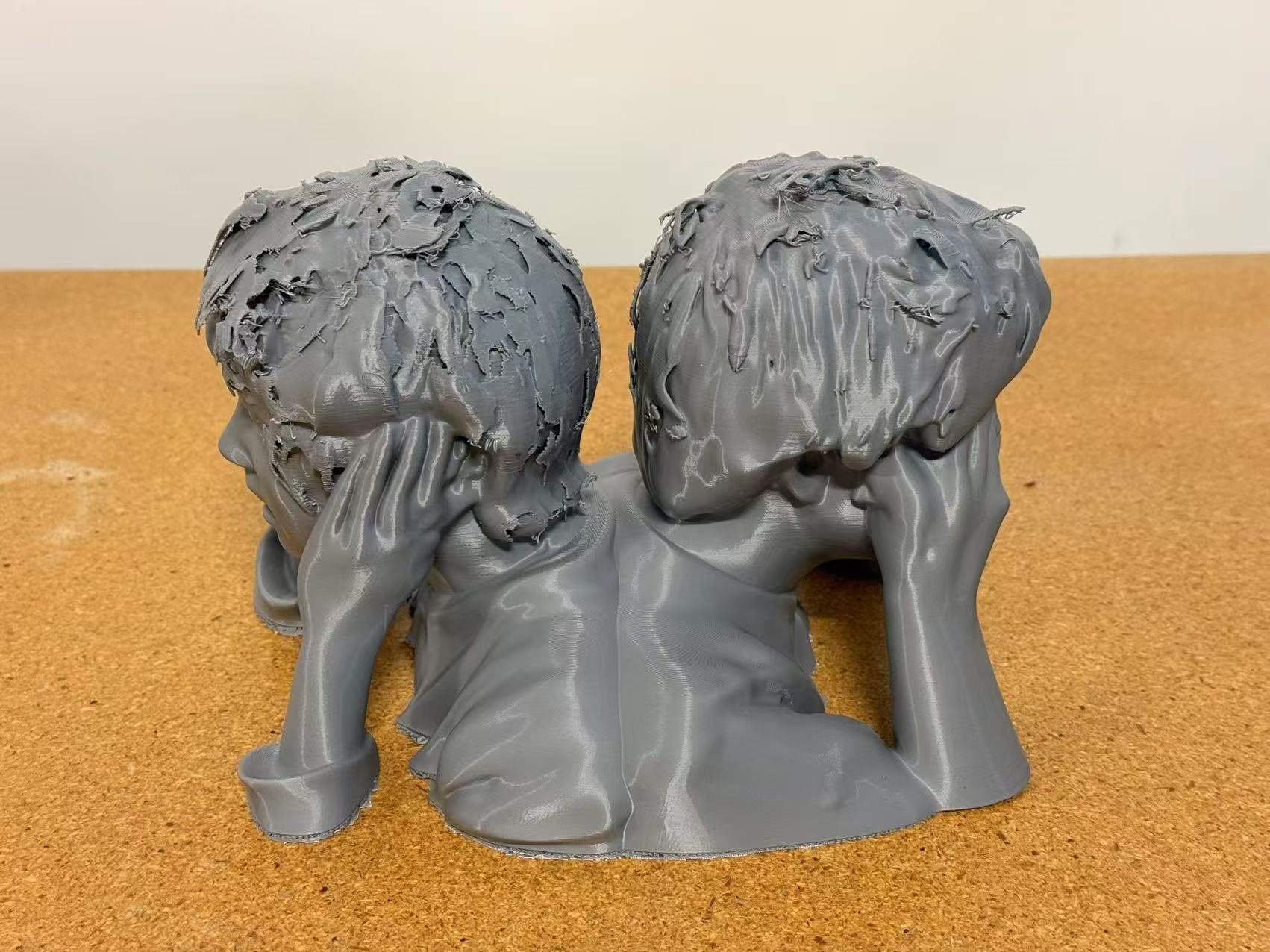 AI艺术是（不是）艺术 — 生成式多代理装置 — 《AI艺术是（不是）艺术》中的一张装置文档照片，记录了由克隆声线、大语言模型与雕塑元素共同构成的递归辩论。