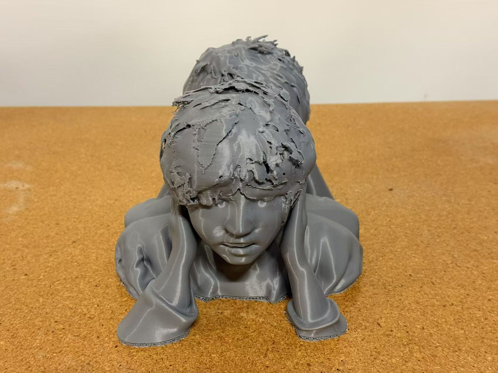 AI艺术是（不是）艺术 — 生成式多代理装置 — 《AI艺术是（不是）艺术》中的一张装置文档照片，记录了由克隆声线、大语言模型与雕塑元素共同构成的递归辩论。