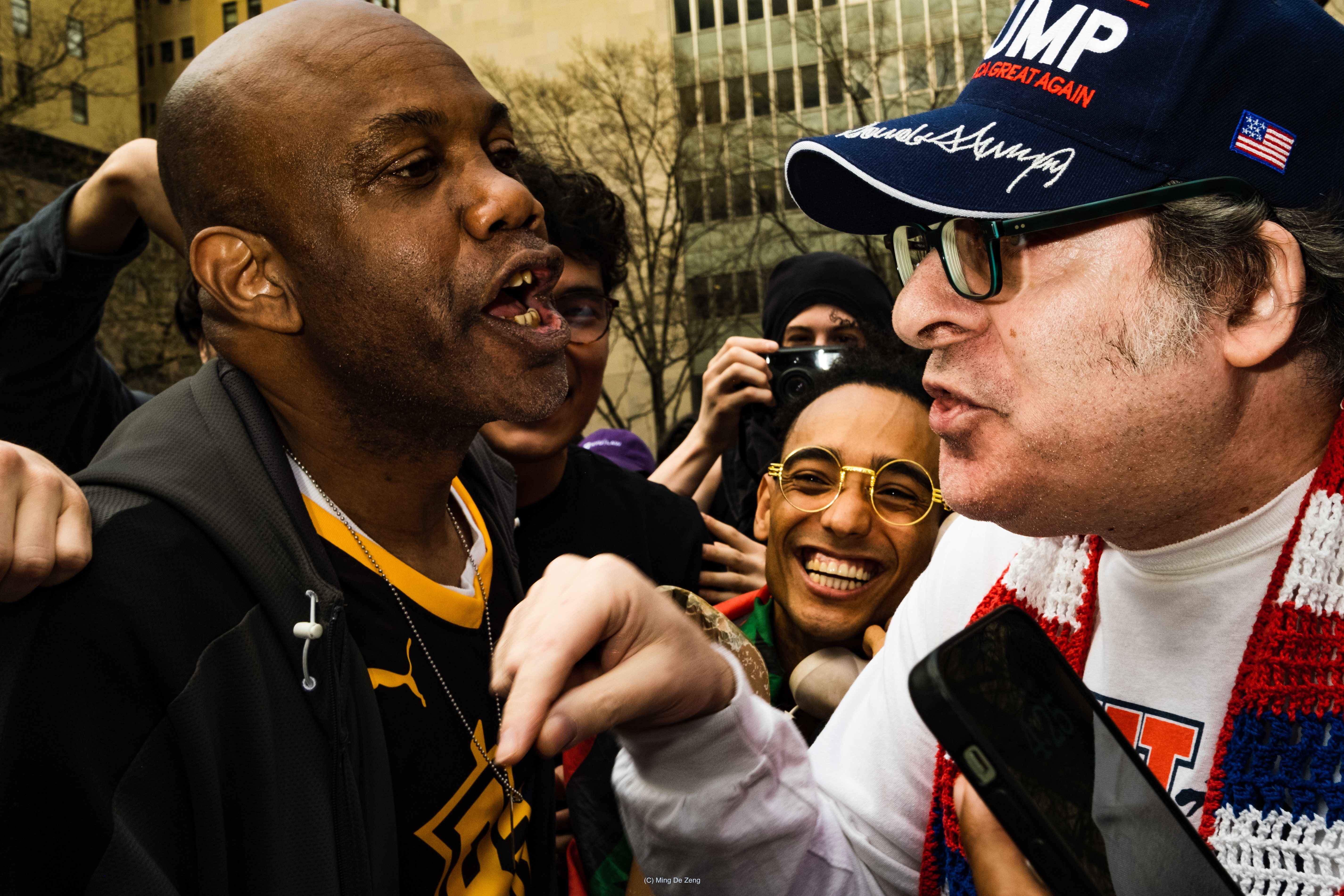 美国：分裂地团结着. 一组从街头出发的政治冲突观察，最终意外转向一种勉强而尴尬的亲密。