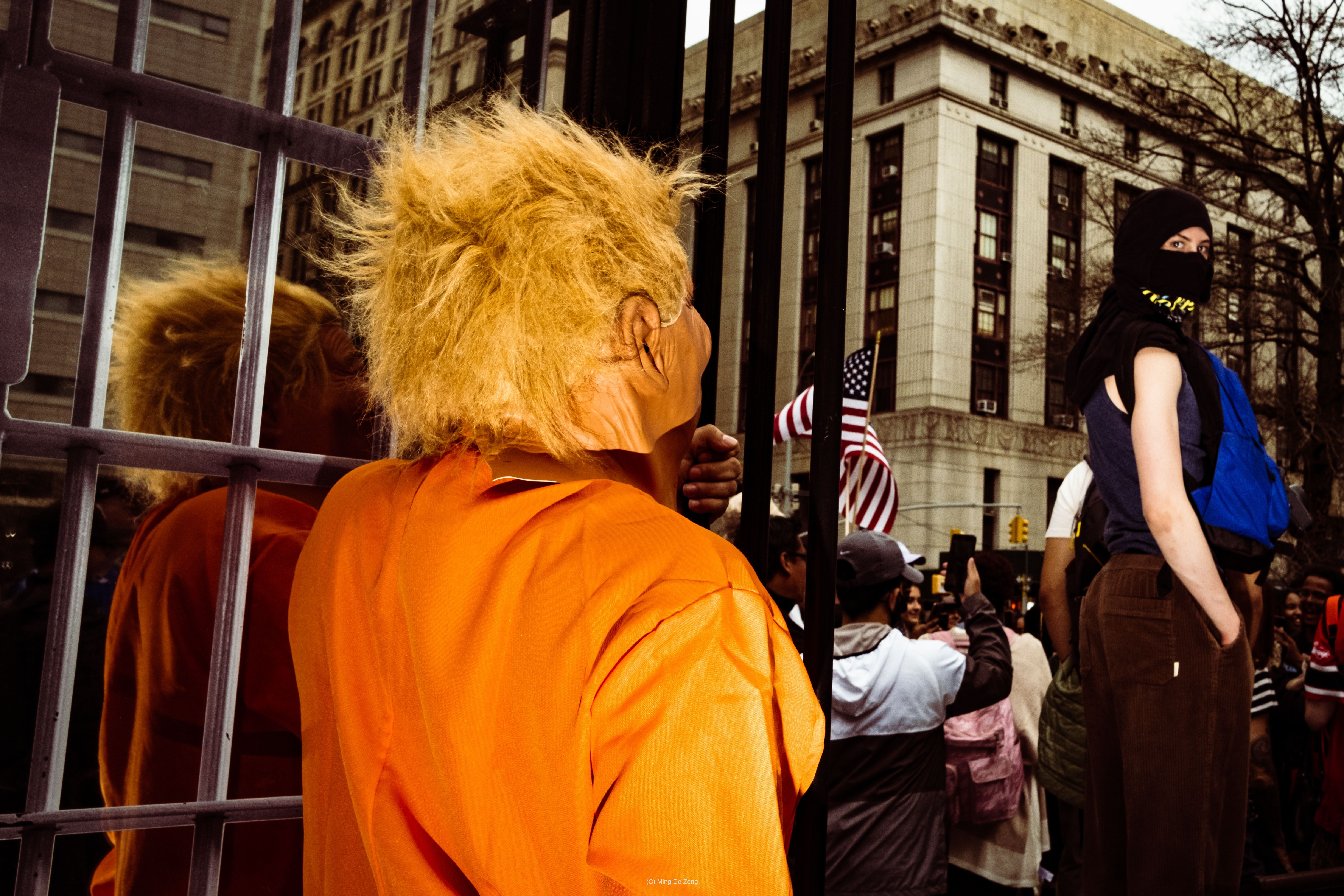 美国：分裂地团结着 — 纪实摄影 — 《美国：分裂地团结着》中的一张纪实抗议照片，拍摄于围绕特朗普被起诉而展开的抗议现场。