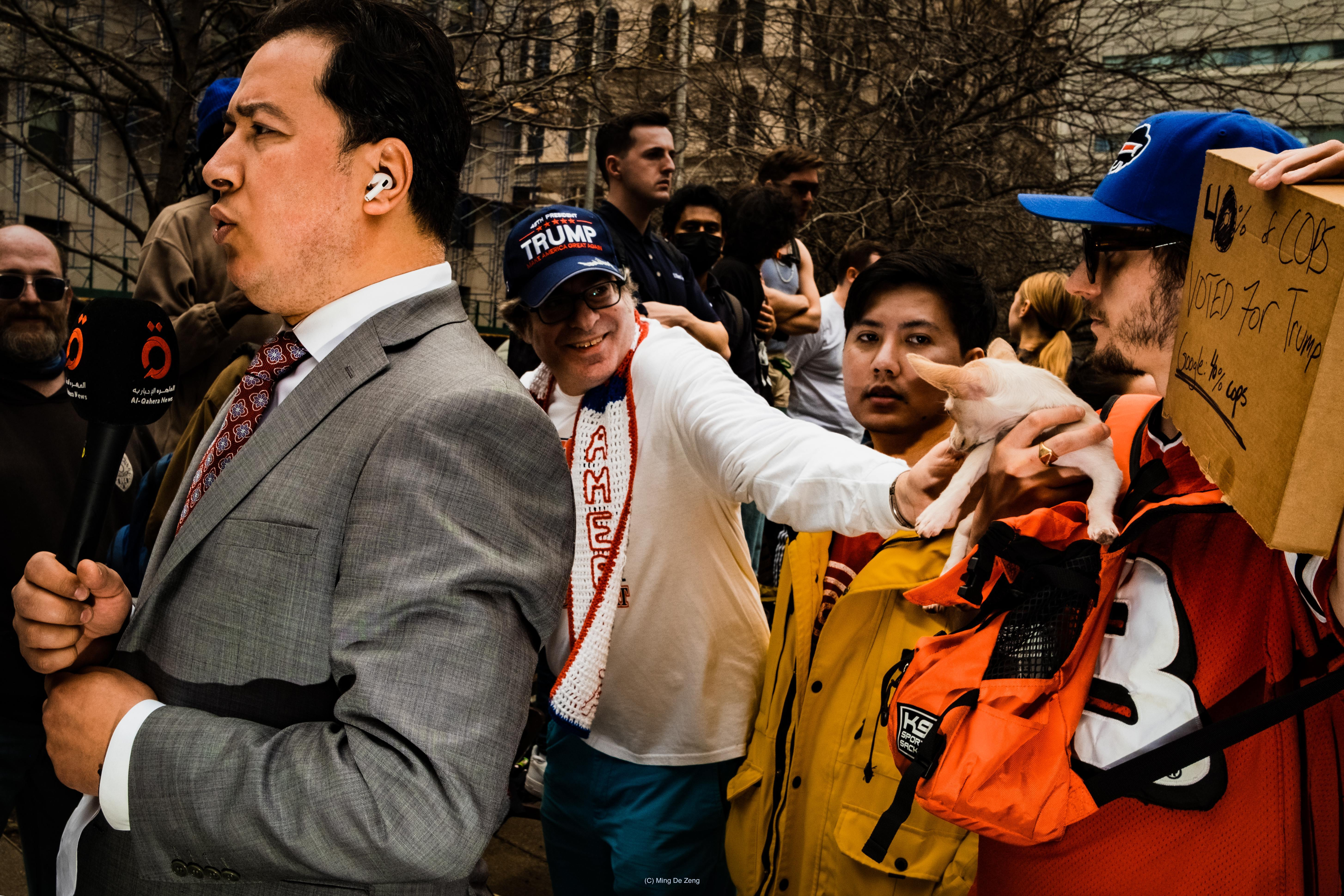 美国：分裂地团结着 — 纪实摄影 — 《美国：分裂地团结着》中的一张纪实抗议照片，拍摄于围绕特朗普被起诉而展开的抗议现场。