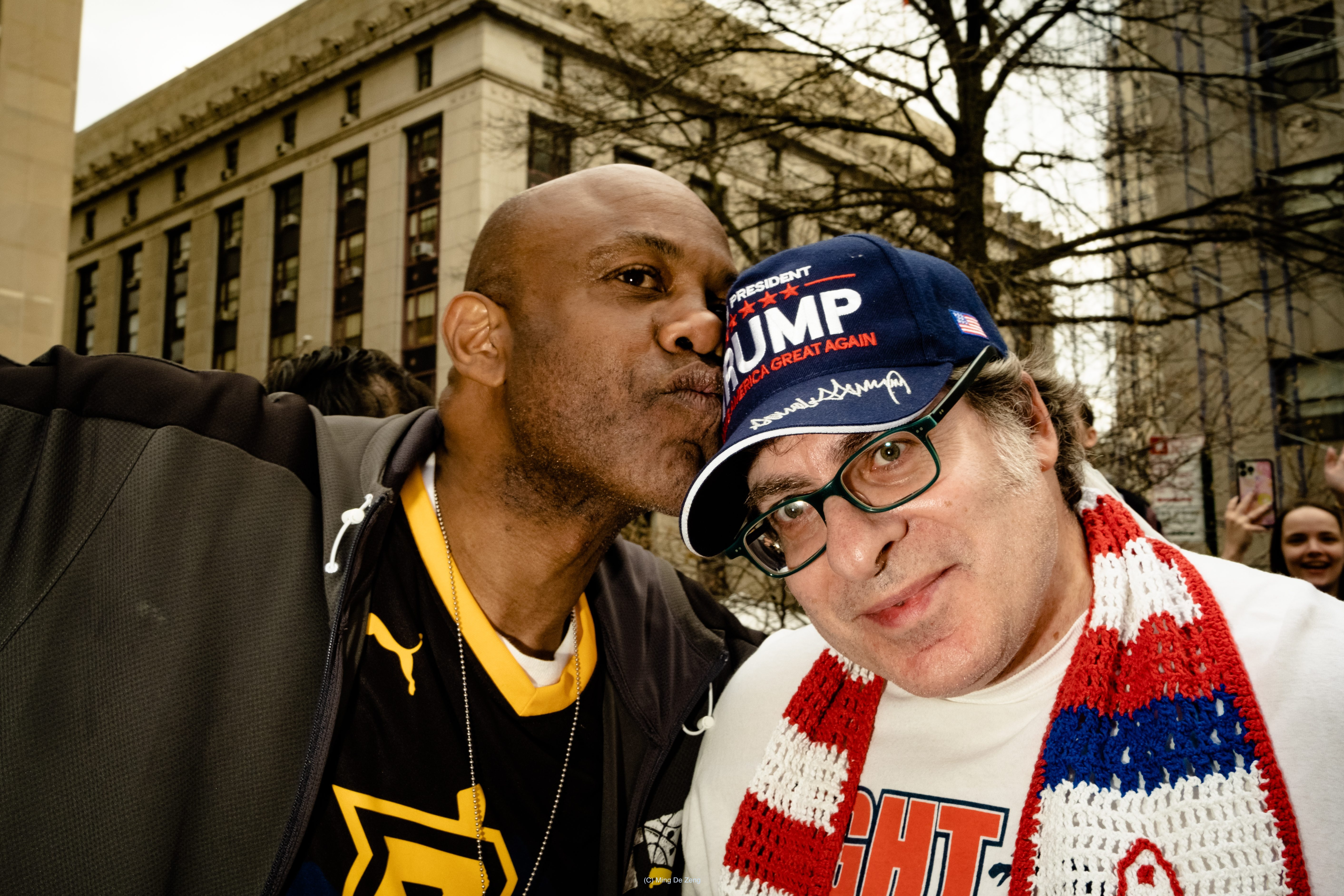 美国：分裂地团结着 — 纪实摄影 — 《美国：分裂地团结着》中的一张纪实抗议照片，拍摄于围绕特朗普被起诉而展开的抗议现场。