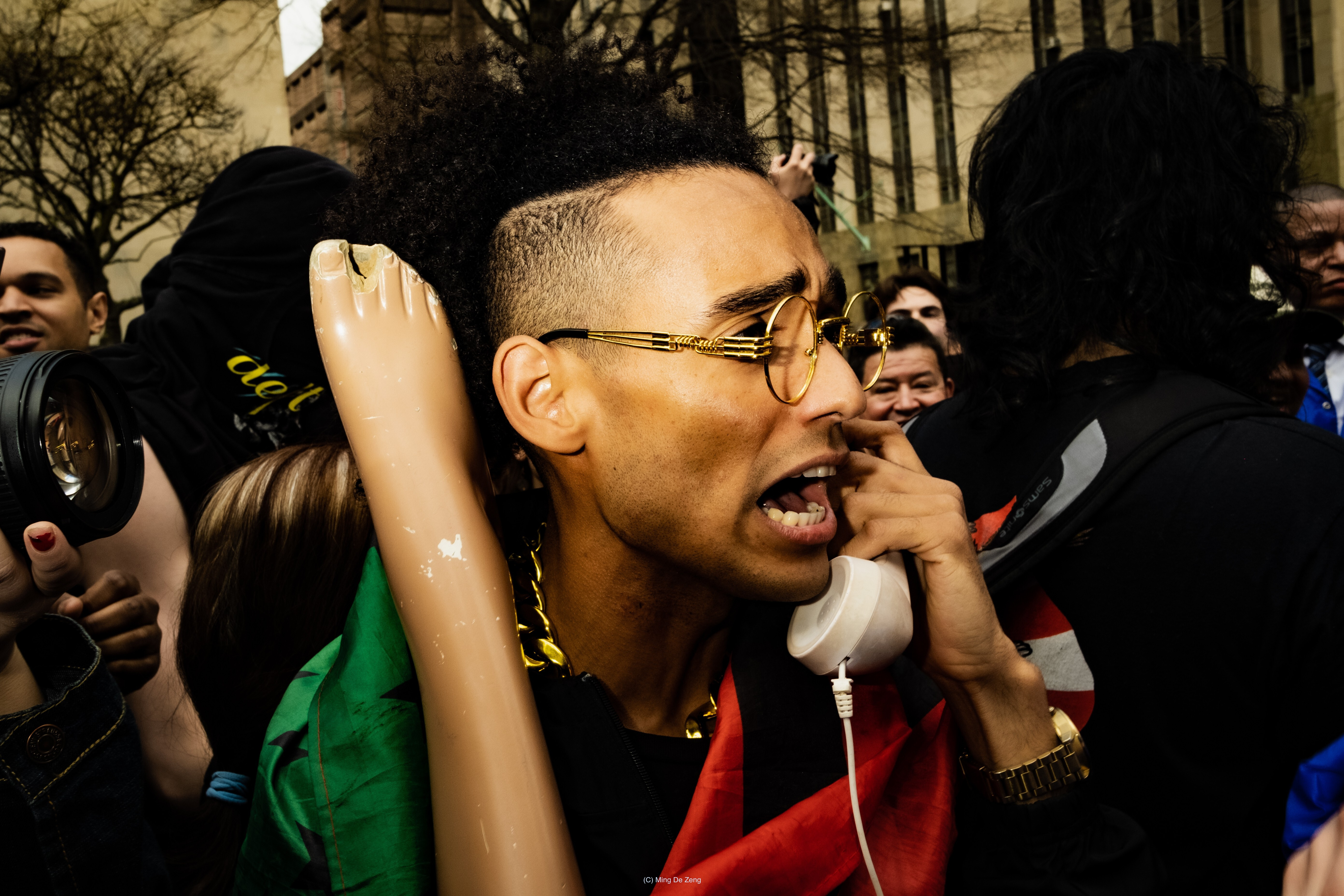 美国：分裂地团结着 — 纪实摄影 — 《美国：分裂地团结着》中的一张纪实抗议照片，拍摄于围绕特朗普被起诉而展开的抗议现场。