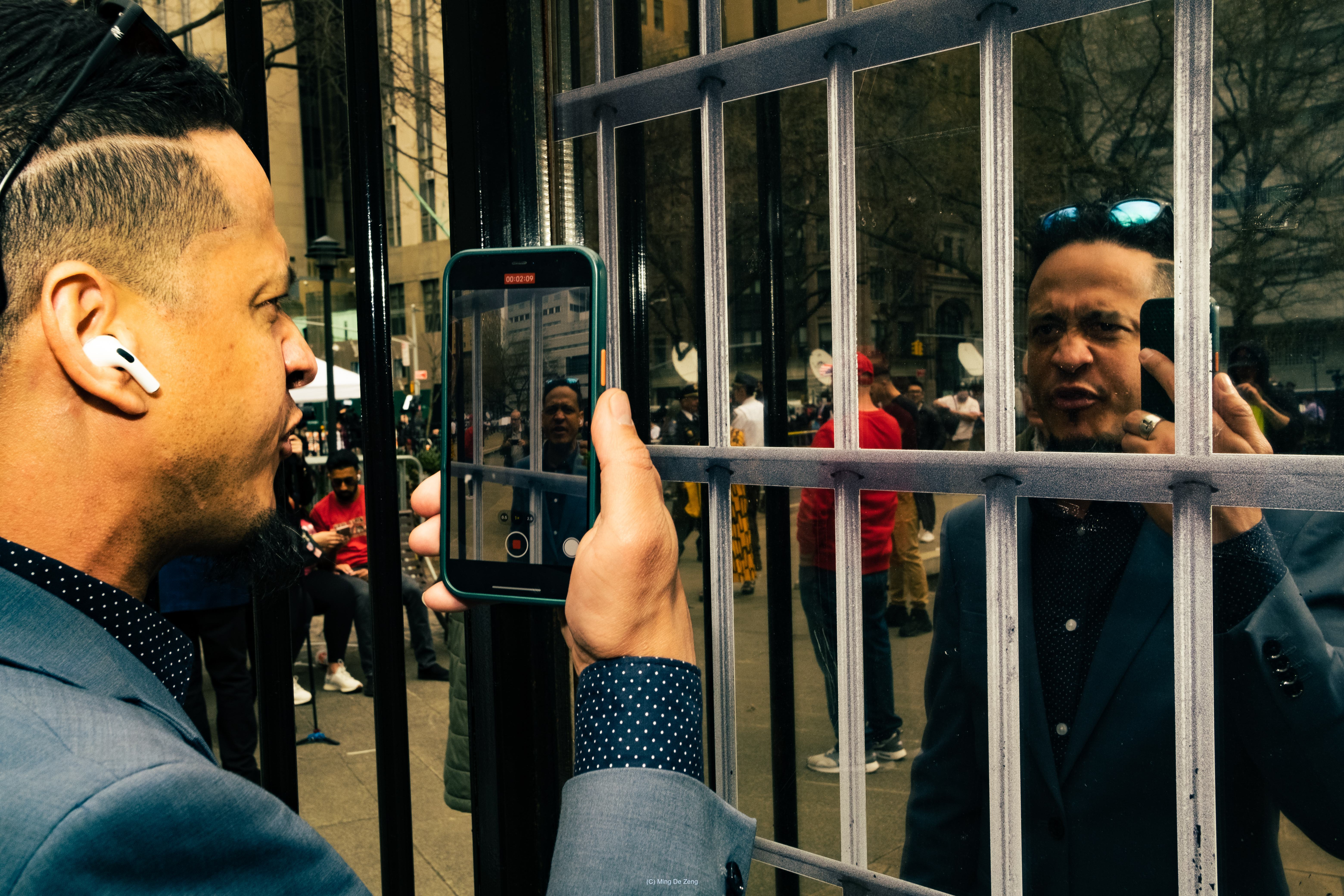 美国：分裂地团结着 — 纪实摄影 — 《美国：分裂地团结着》中的一张纪实抗议照片，拍摄于围绕特朗普被起诉而展开的抗议现场。