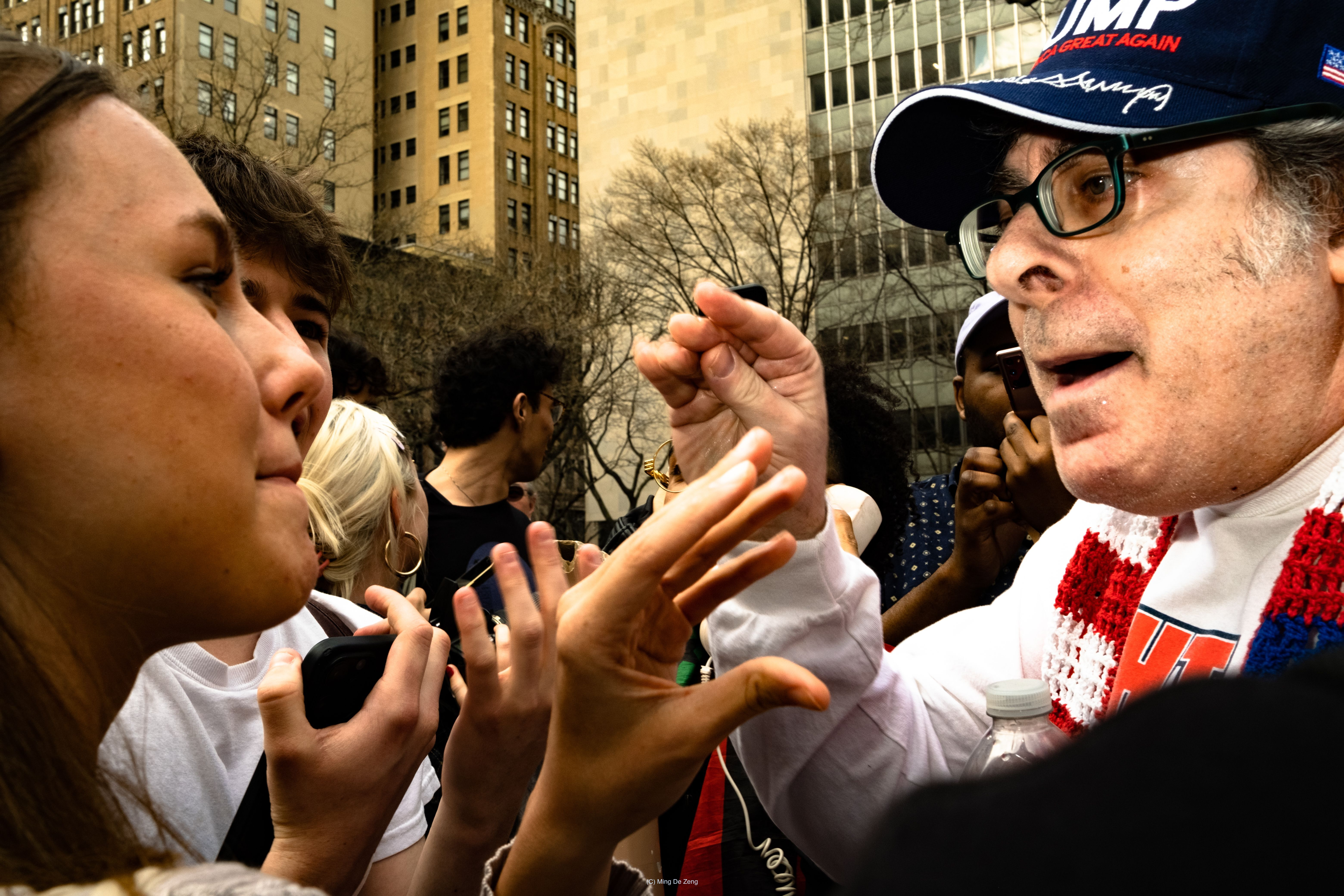 美国：分裂地团结着 — 纪实摄影 — 《美国：分裂地团结着》中的一张纪实抗议照片，拍摄于围绕特朗普被起诉而展开的抗议现场。