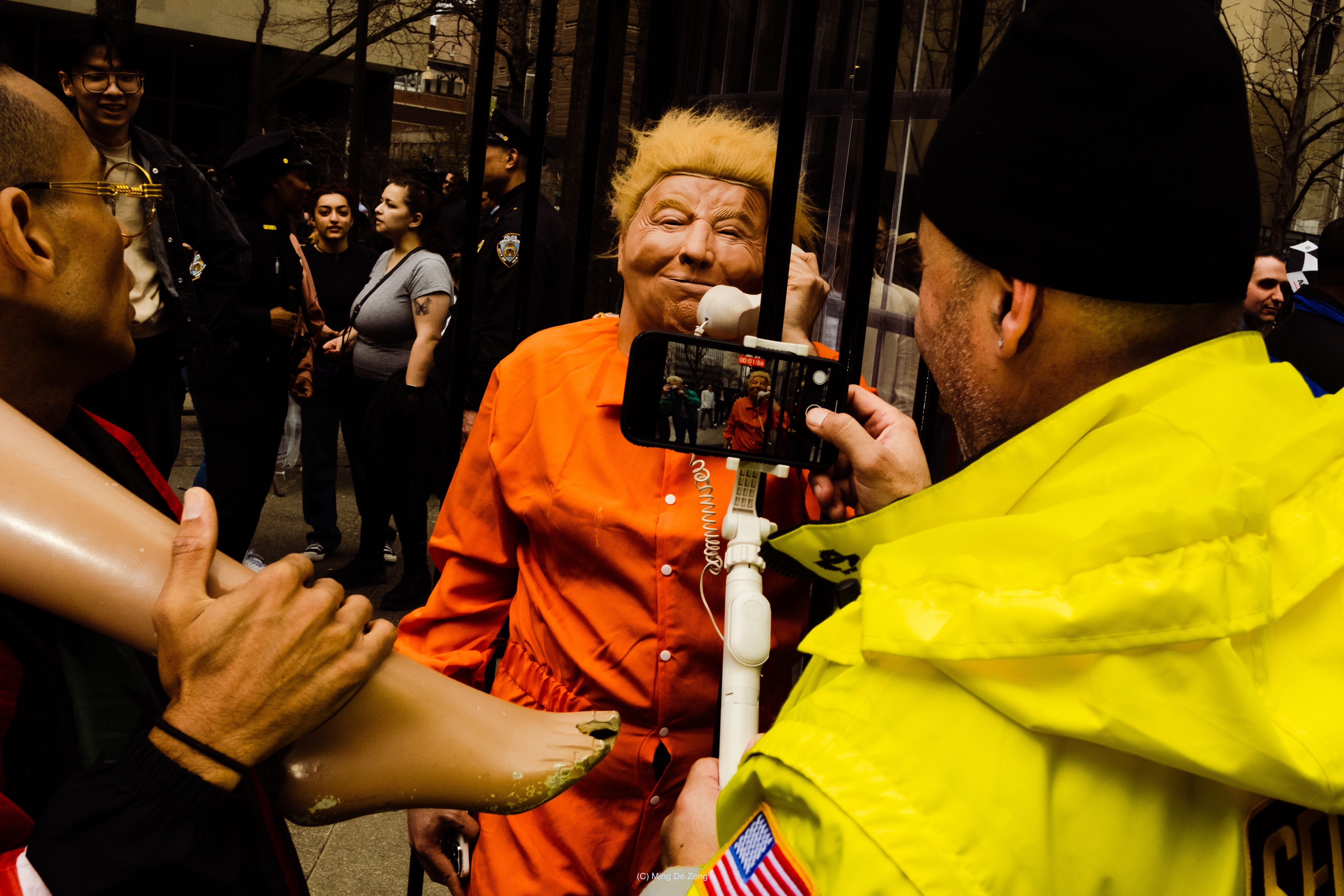 美国：分裂地团结着 — 纪实摄影 — 《美国：分裂地团结着》中的一张纪实抗议照片，拍摄于围绕特朗普被起诉而展开的抗议现场。