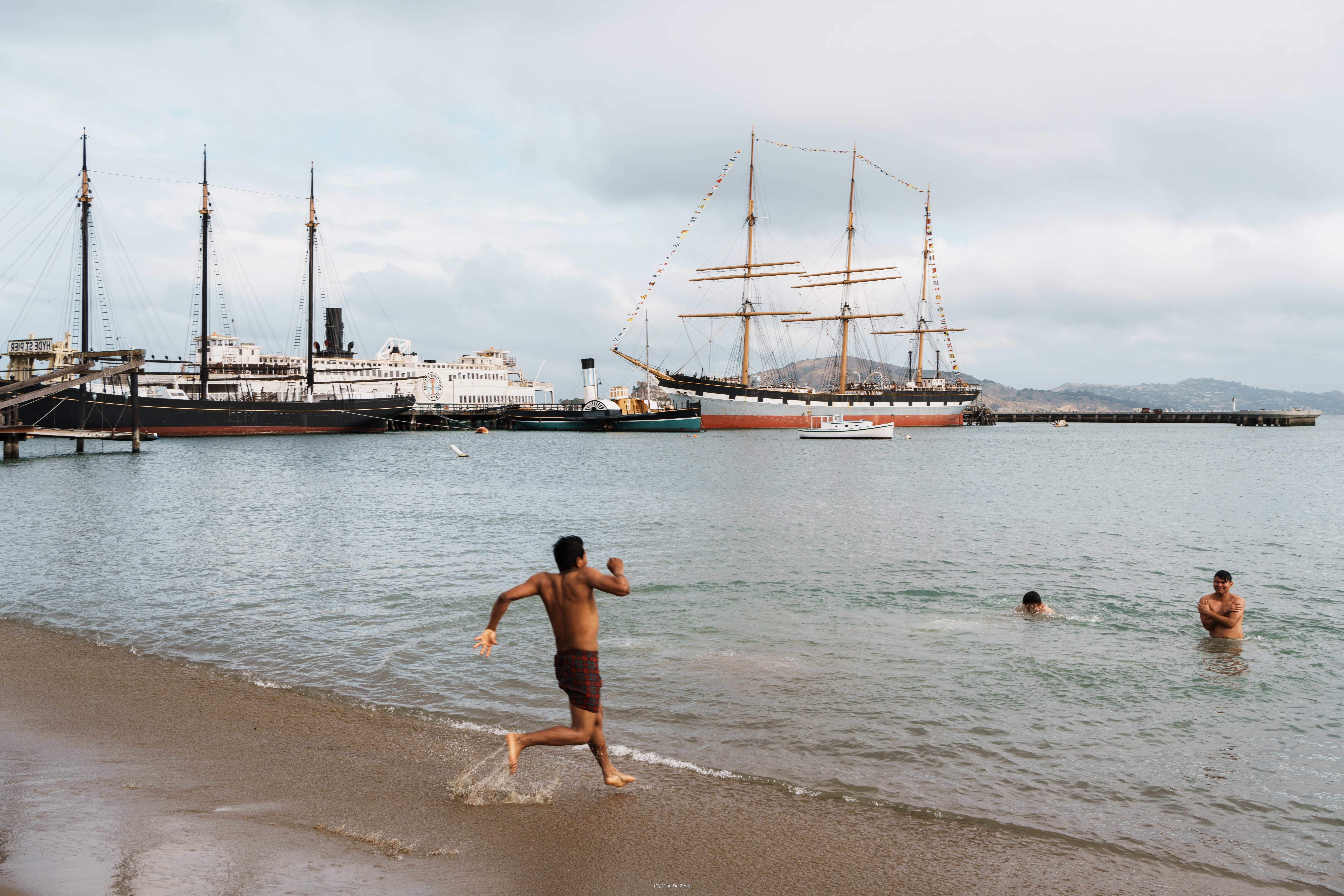 一起做梦 — 街头摄影 — 城市街头照片 2 — 一组关于擦肩而过的陌生人、脆弱连接与公共生活情绪残留的城市影像。