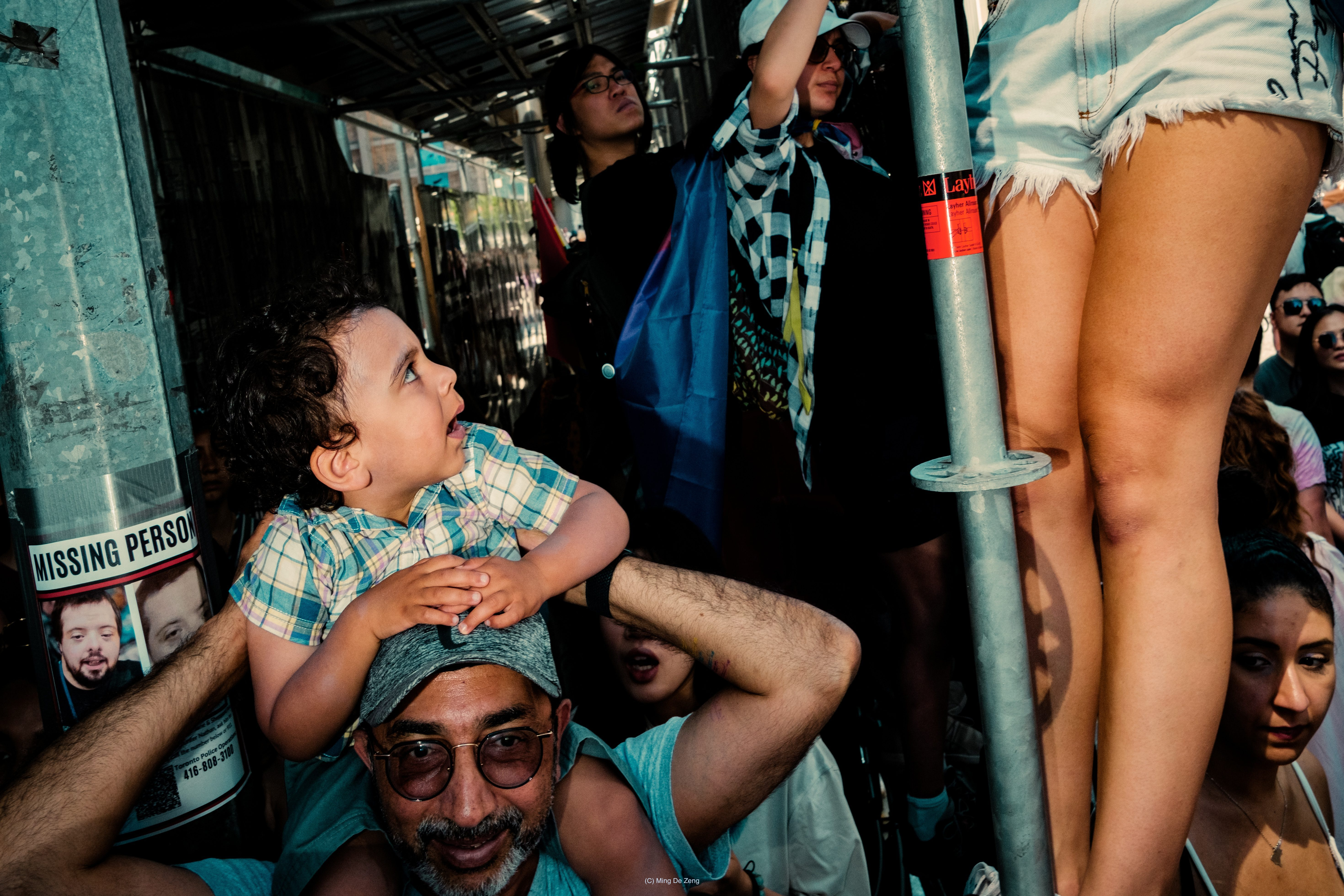 一起做梦 — 街头摄影 — 城市街头照片 5 — 一组关于擦肩而过的陌生人、脆弱连接与公共生活情绪残留的城市影像。