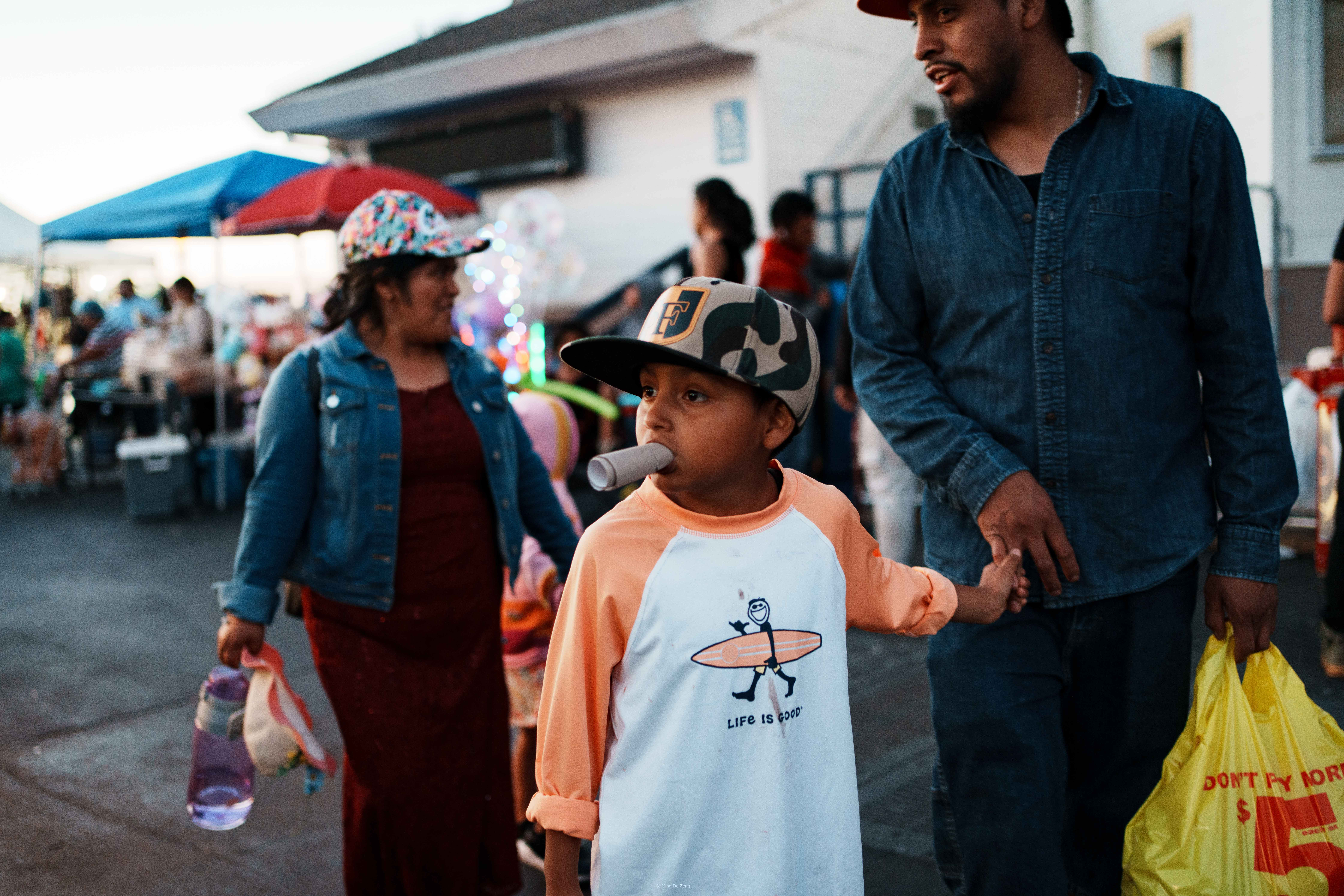 一起做梦 — 街头摄影 — 城市街头照片 8 — 一组关于擦肩而过的陌生人、脆弱连接与公共生活情绪残留的城市影像。