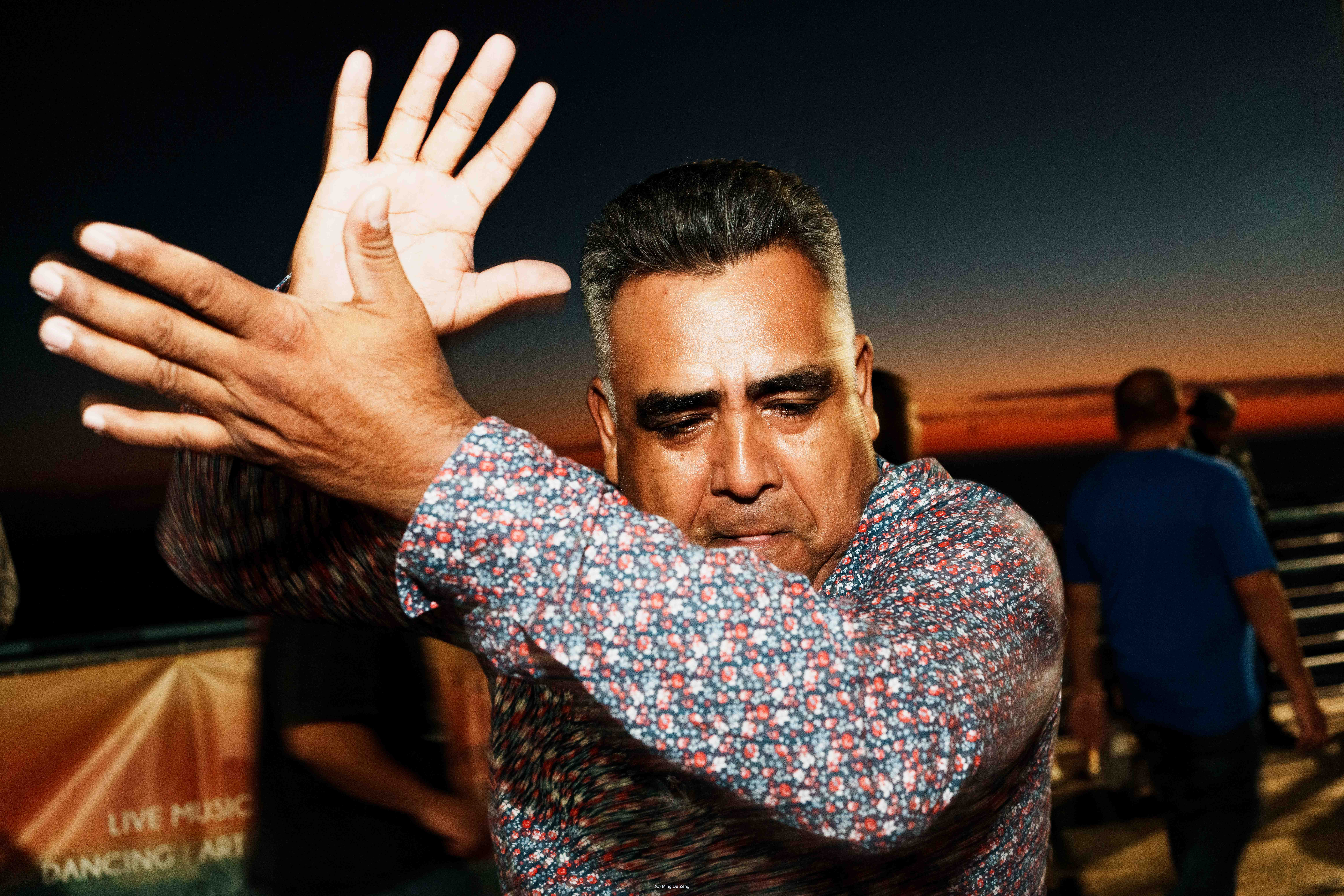 一起做梦 — 街头摄影 — 城市街头照片 12 — 一组关于擦肩而过的陌生人、脆弱连接与公共生活情绪残留的城市影像。