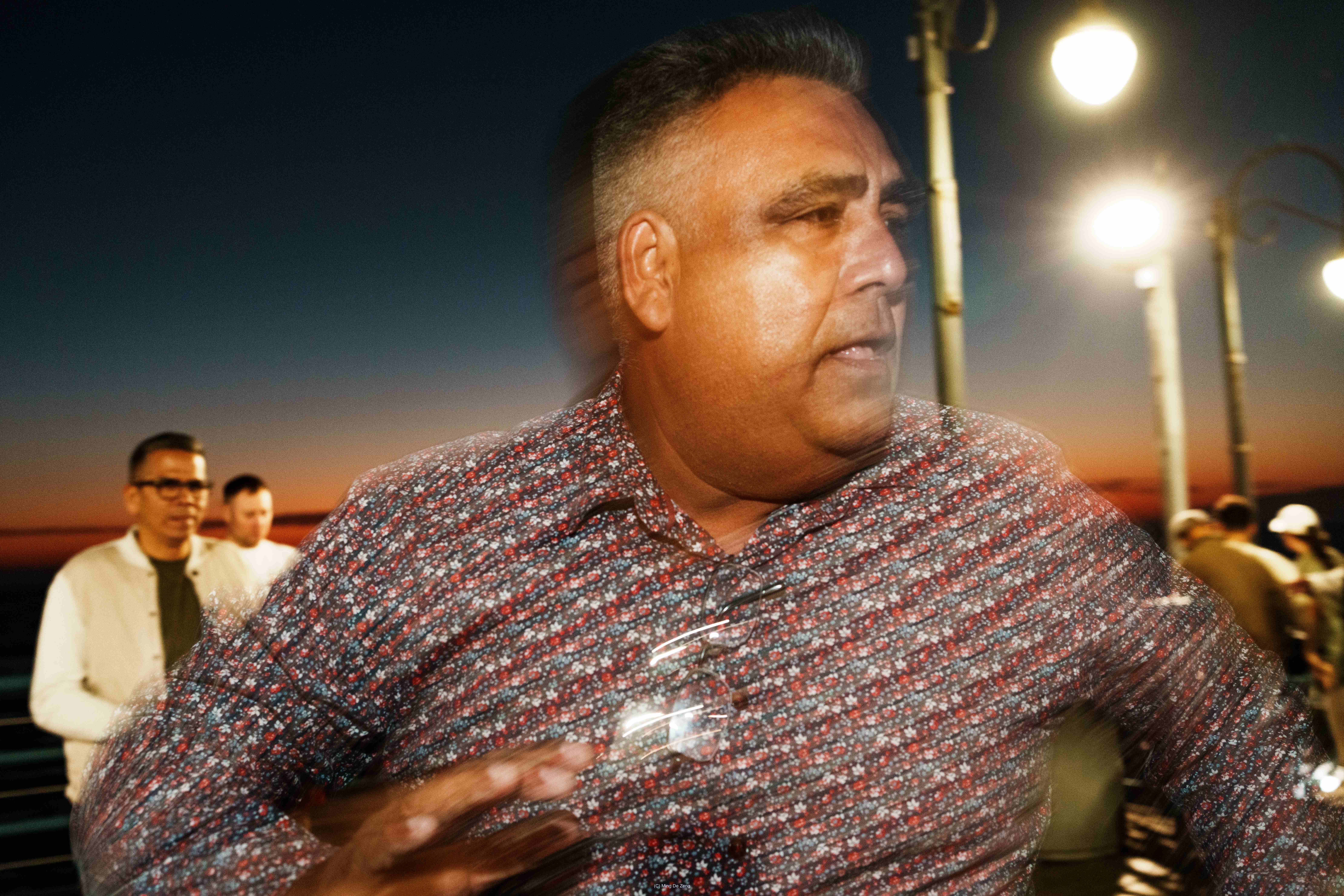 一起做梦 — 街头摄影 — 城市街头照片 15 — 一组关于擦肩而过的陌生人、脆弱连接与公共生活情绪残留的城市影像。