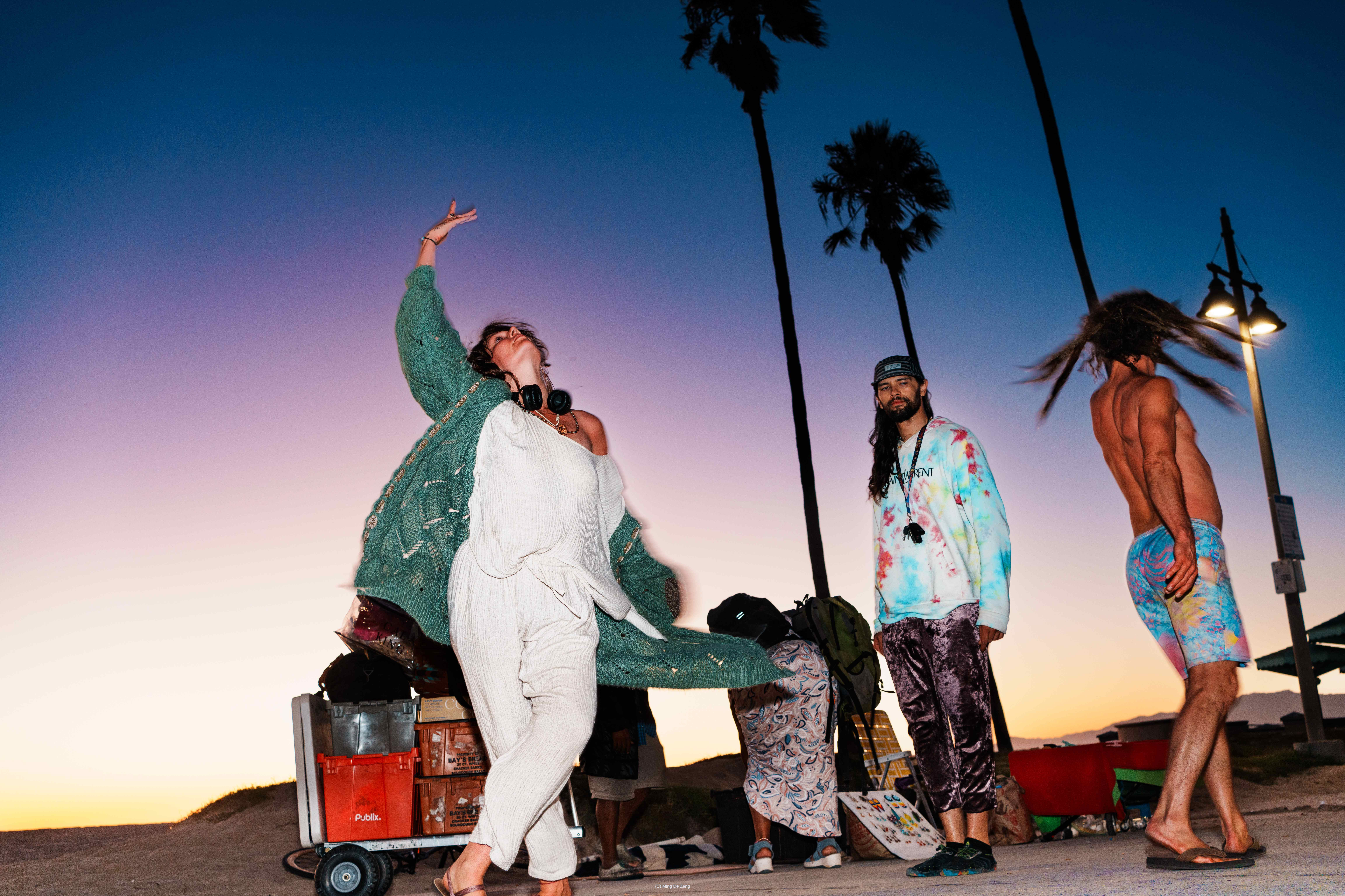 一起做梦 — 街头摄影 — 城市街头照片 14 — 一组关于擦肩而过的陌生人、脆弱连接与公共生活情绪残留的城市影像。