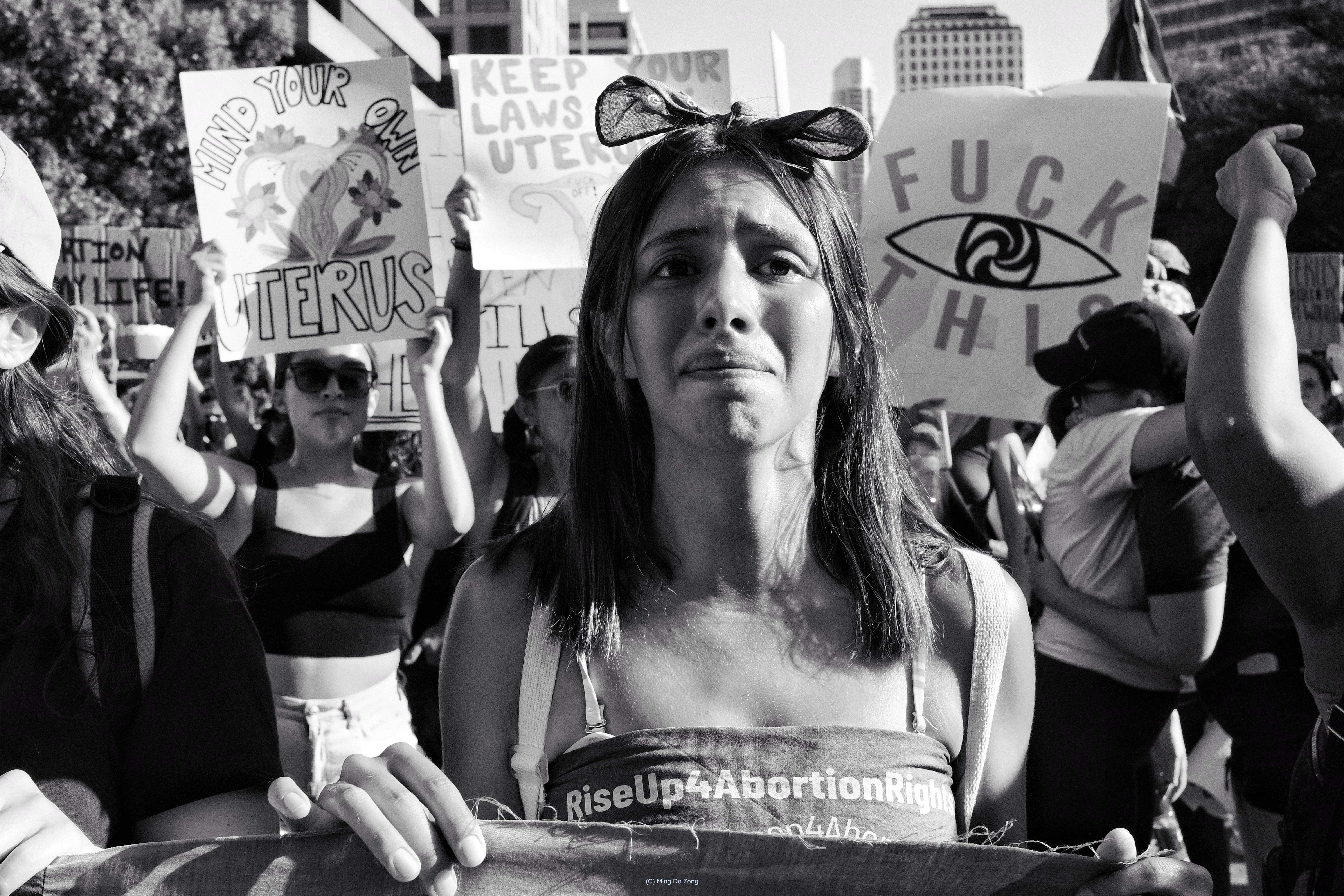 抗争的回响 — 摄影系列 — 《抗争的回响》中的一张纪实抗议照片，拍摄于围绕 Roe v. Wade 与 Mahsa Amini 事件展开的示威现场。