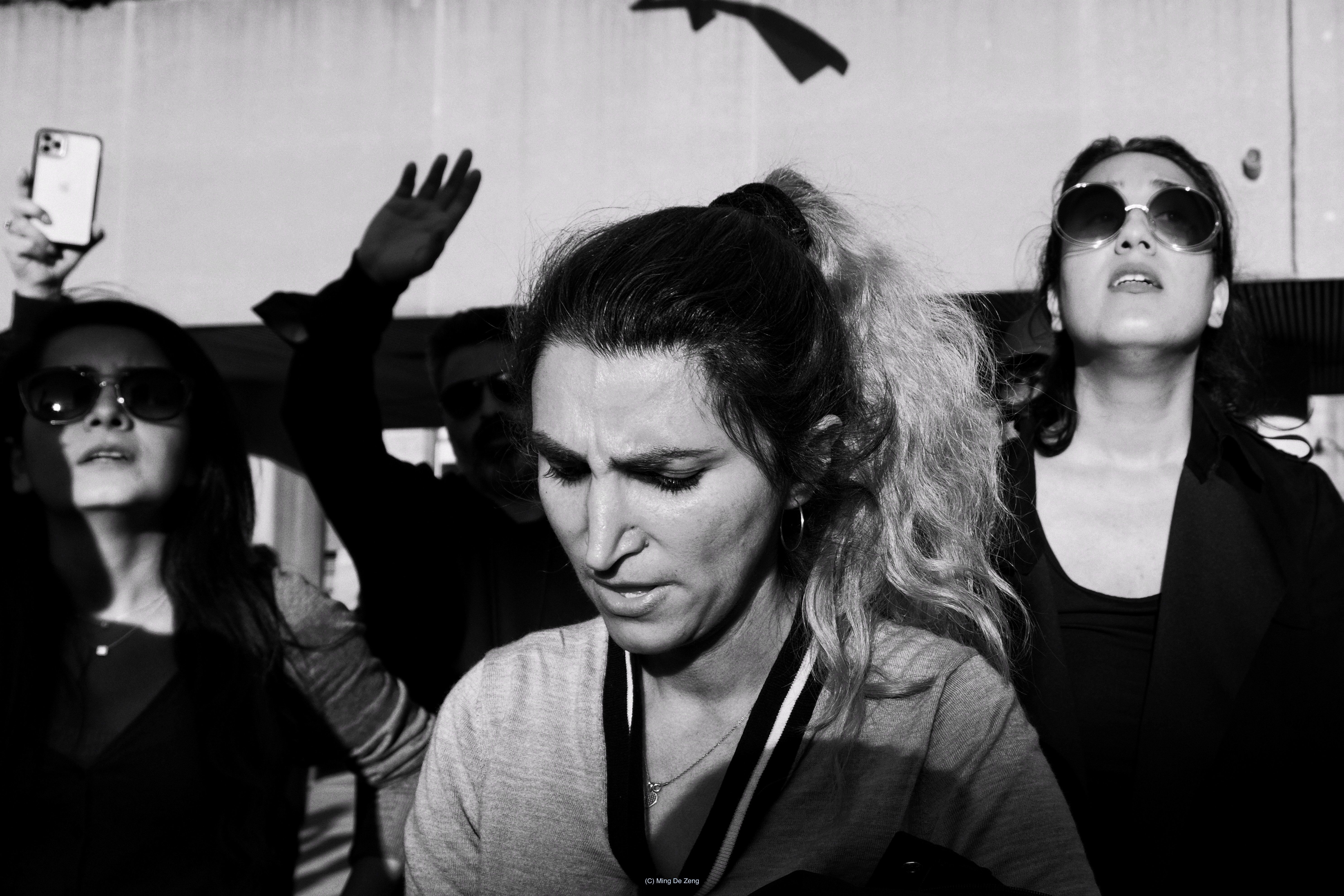 抗争的回响 — 摄影系列 — 《抗争的回响》中的一张纪实抗议照片，拍摄于围绕 Roe v. Wade 与 Mahsa Amini 事件展开的示威现场。