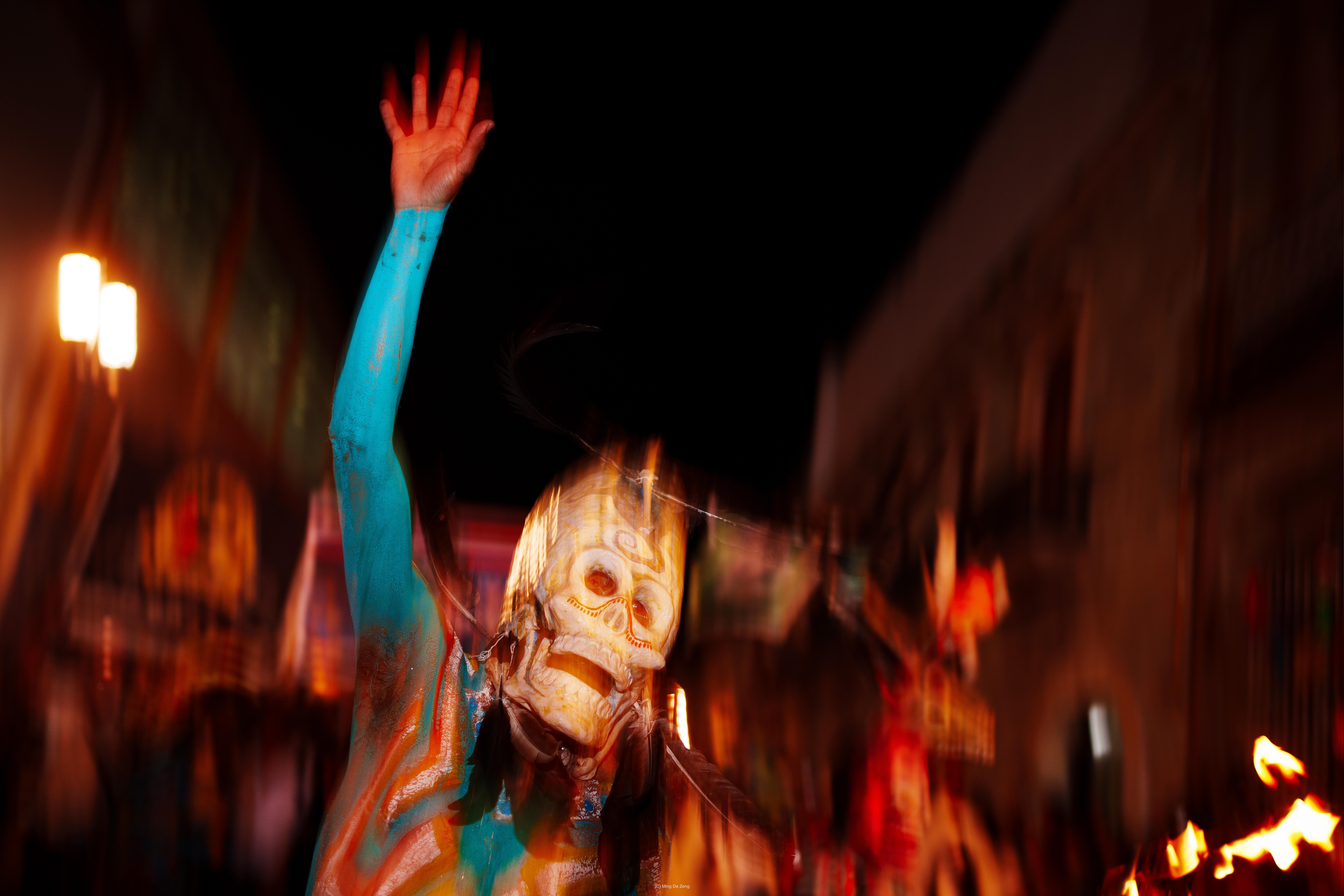 百鬼夜行 — 摄影系列 — 夜间仪式照片 6 — 一组夜间影像，将东亚的鬼怪想象与瓦哈卡对死亡的庆典式相遇并置。