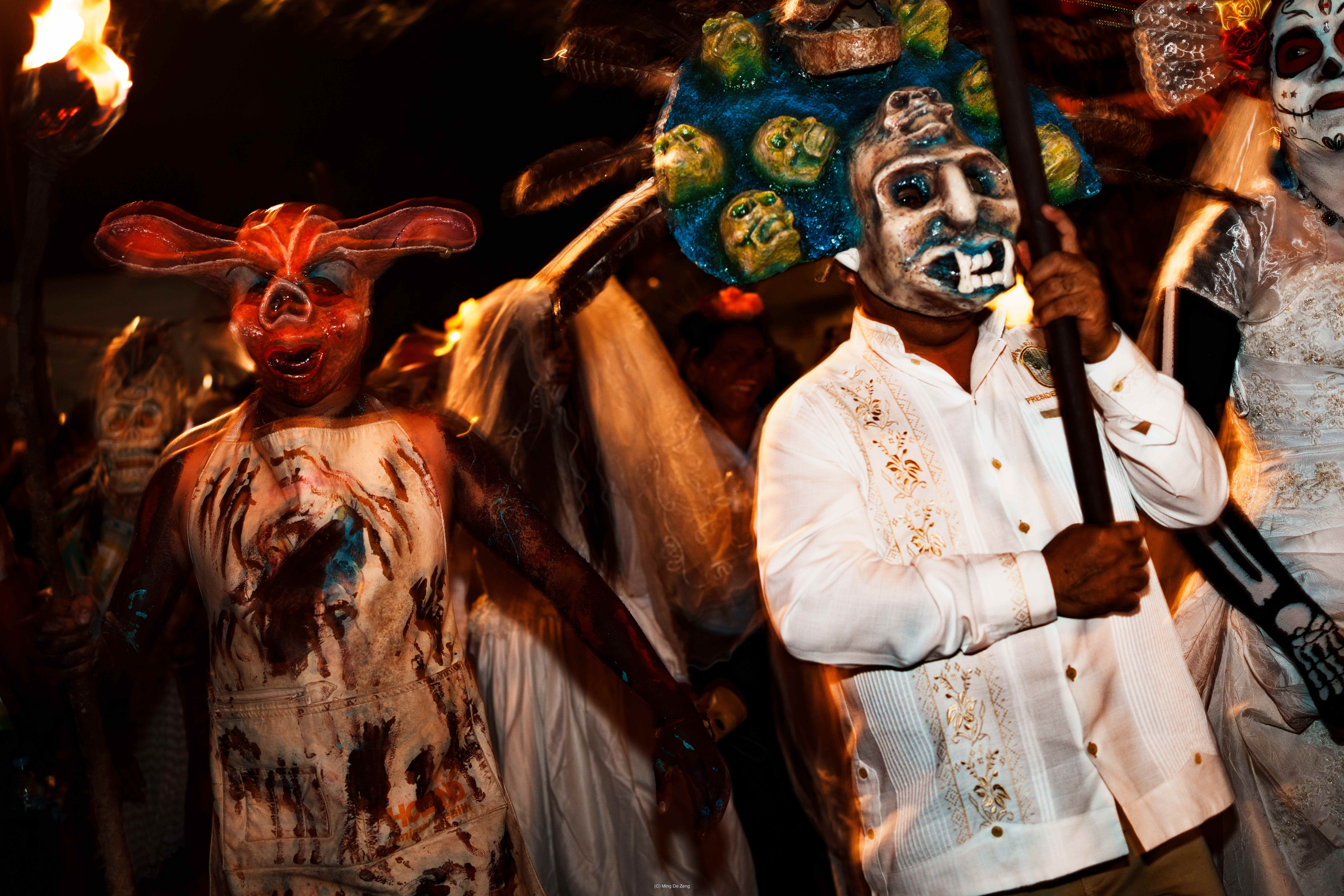 百鬼夜行 — 摄影系列 — 夜间仪式照片 9 — 一组夜间影像，将东亚的鬼怪想象与瓦哈卡对死亡的庆典式相遇并置。