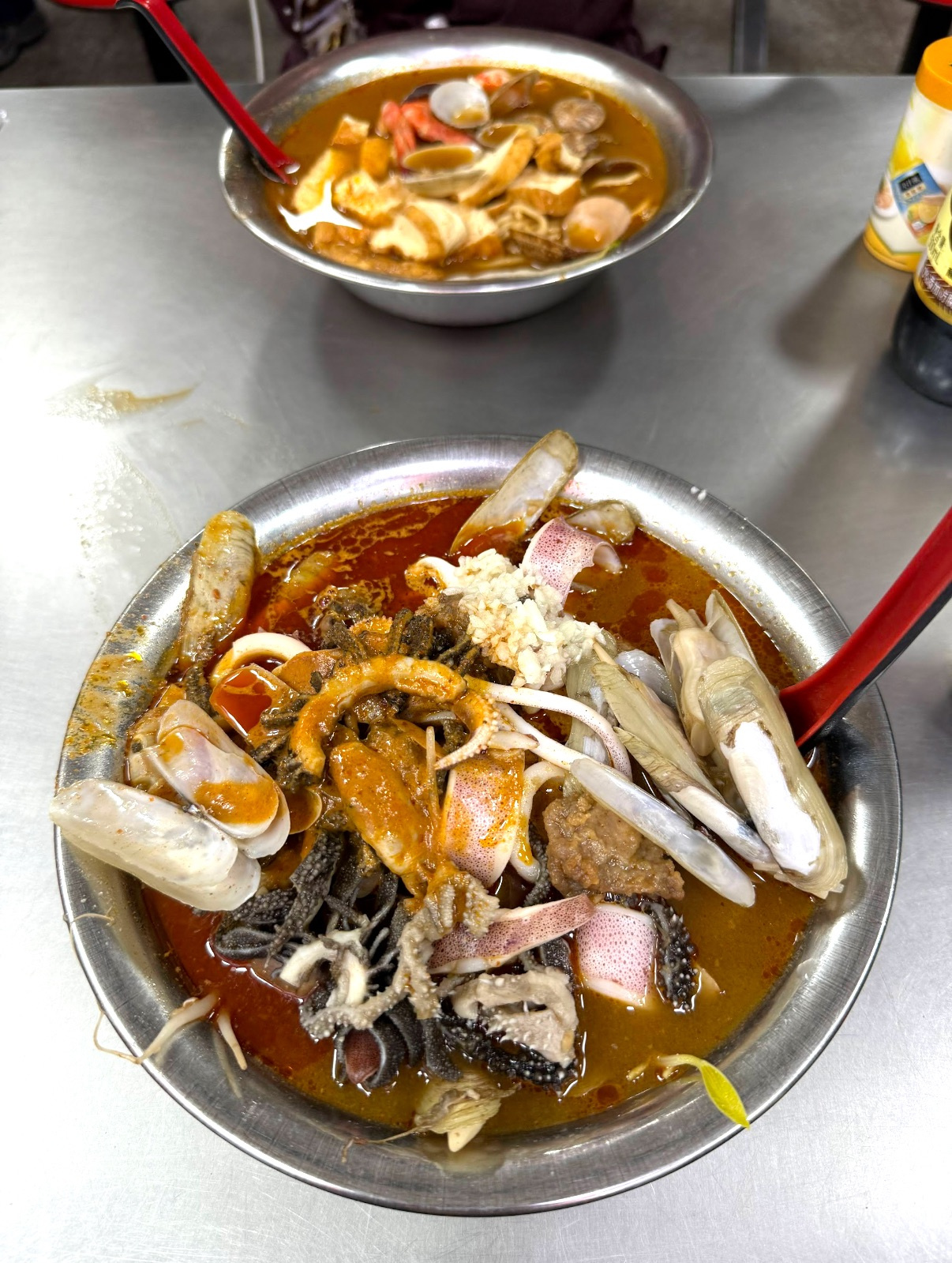 手机先吃 — 文章与照片序列 — 《手机先吃》中的一张手机食物照片，与 MT 关于食欲、仪式与具身经验的文章并置出现。