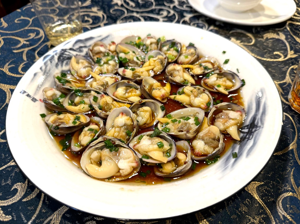 手机先吃 — 文章与照片序列 — 《手机先吃》中的一张手机食物照片，与 MT 关于食欲、仪式与具身经验的文章并置出现。