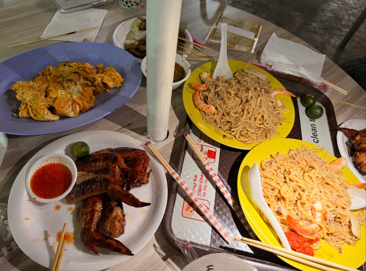 手机先吃 — 文章与照片序列 — 《手机先吃》中的一张手机食物照片，与 MT 关于食欲、仪式与具身经验的文章并置出现。