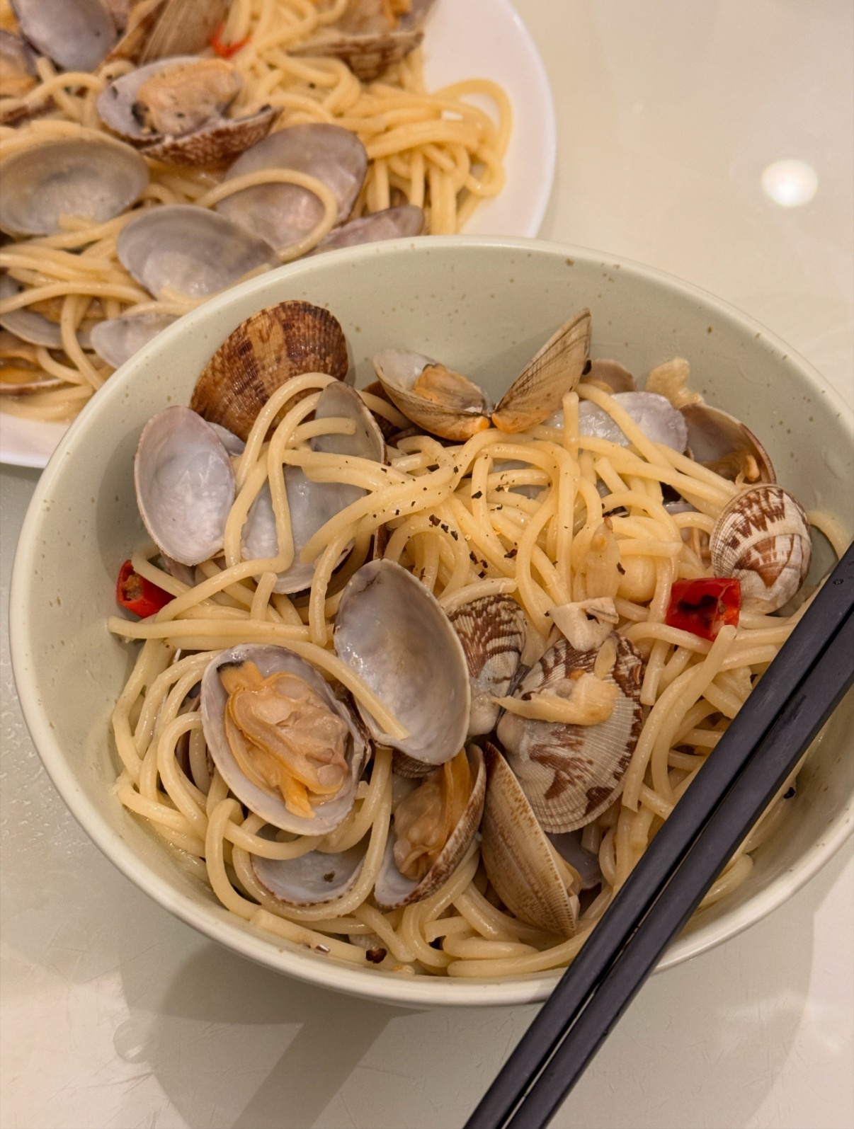 手机先吃 — 文章与照片序列 — 《手机先吃》中的一张手机食物照片，与 MT 关于食欲、仪式与具身经验的文章并置出现。