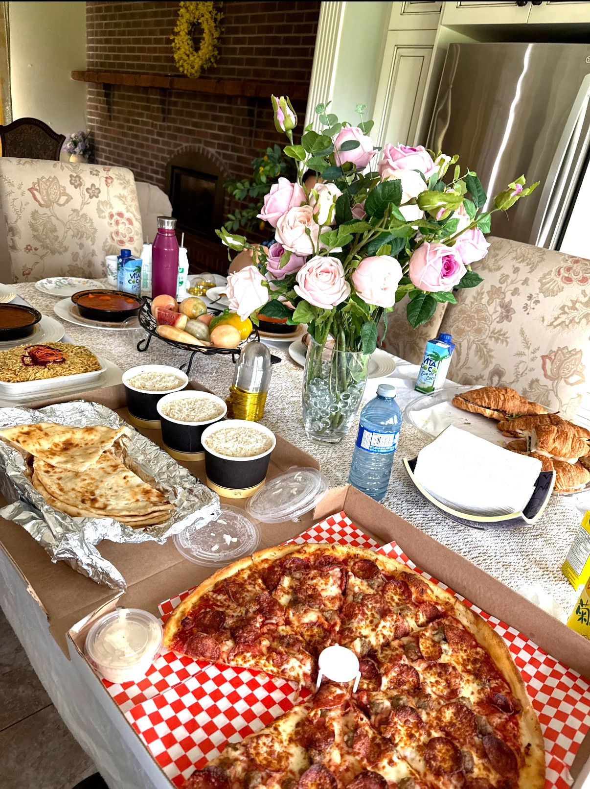 手机先吃 — 文章与照片序列 — 《手机先吃》中的一张手机食物照片，与 MT 关于食欲、仪式与具身经验的文章并置出现。