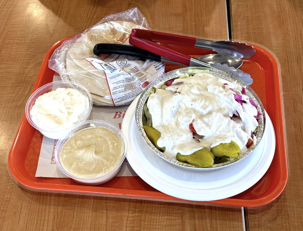 手机先吃 — 文章与照片序列 — 《手机先吃》中的一张手机食物照片，与 MT 关于食欲、仪式与具身经验的文章并置出现。