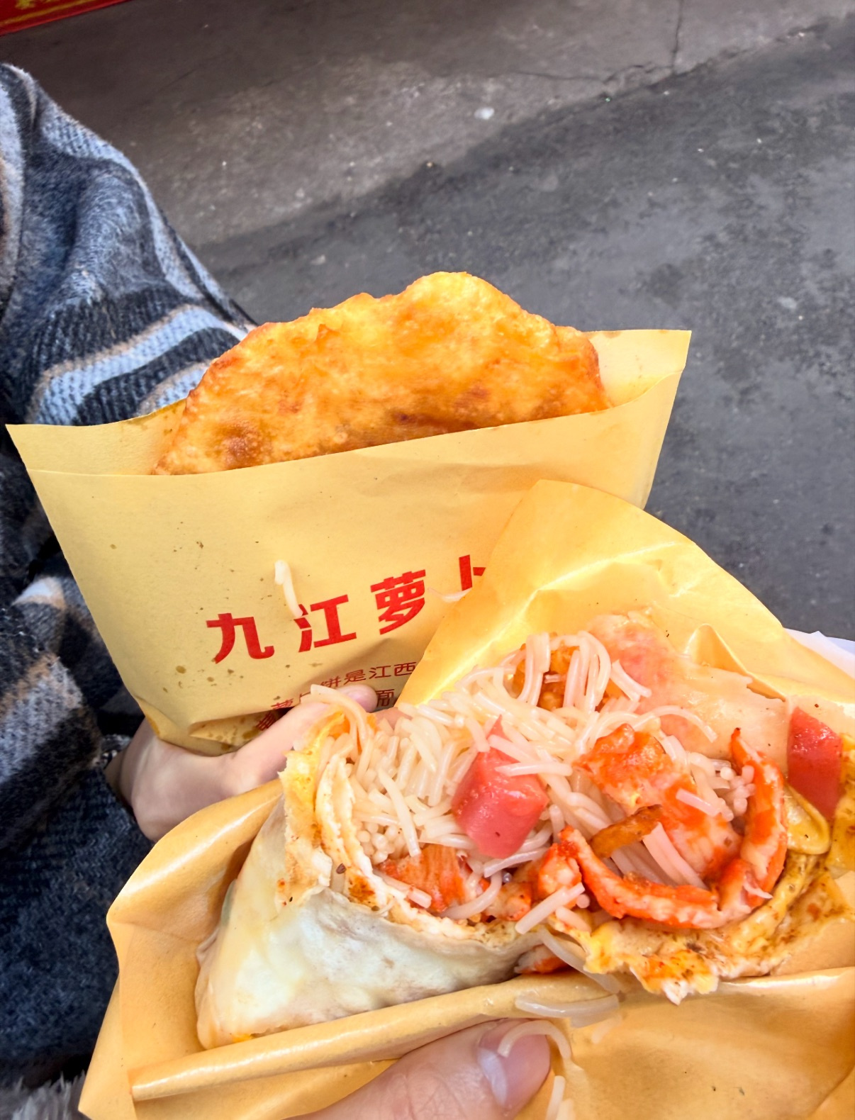 手机先吃 — 文章与照片序列 — 《手机先吃》中的一张手机食物照片，与 MT 关于食欲、仪式与具身经验的文章并置出现。