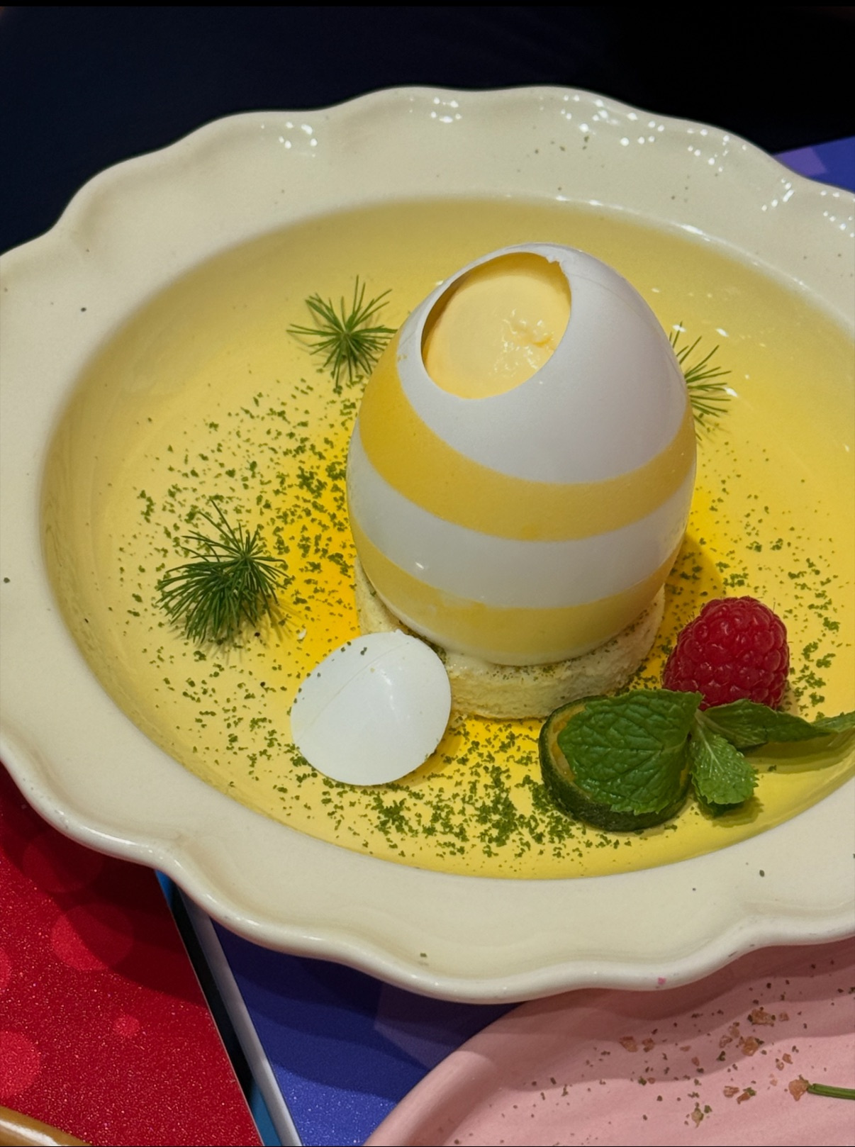 手机先吃 — 文章与照片序列 — 《手机先吃》中的一张手机食物照片，与 MT 关于食欲、仪式与具身经验的文章并置出现。