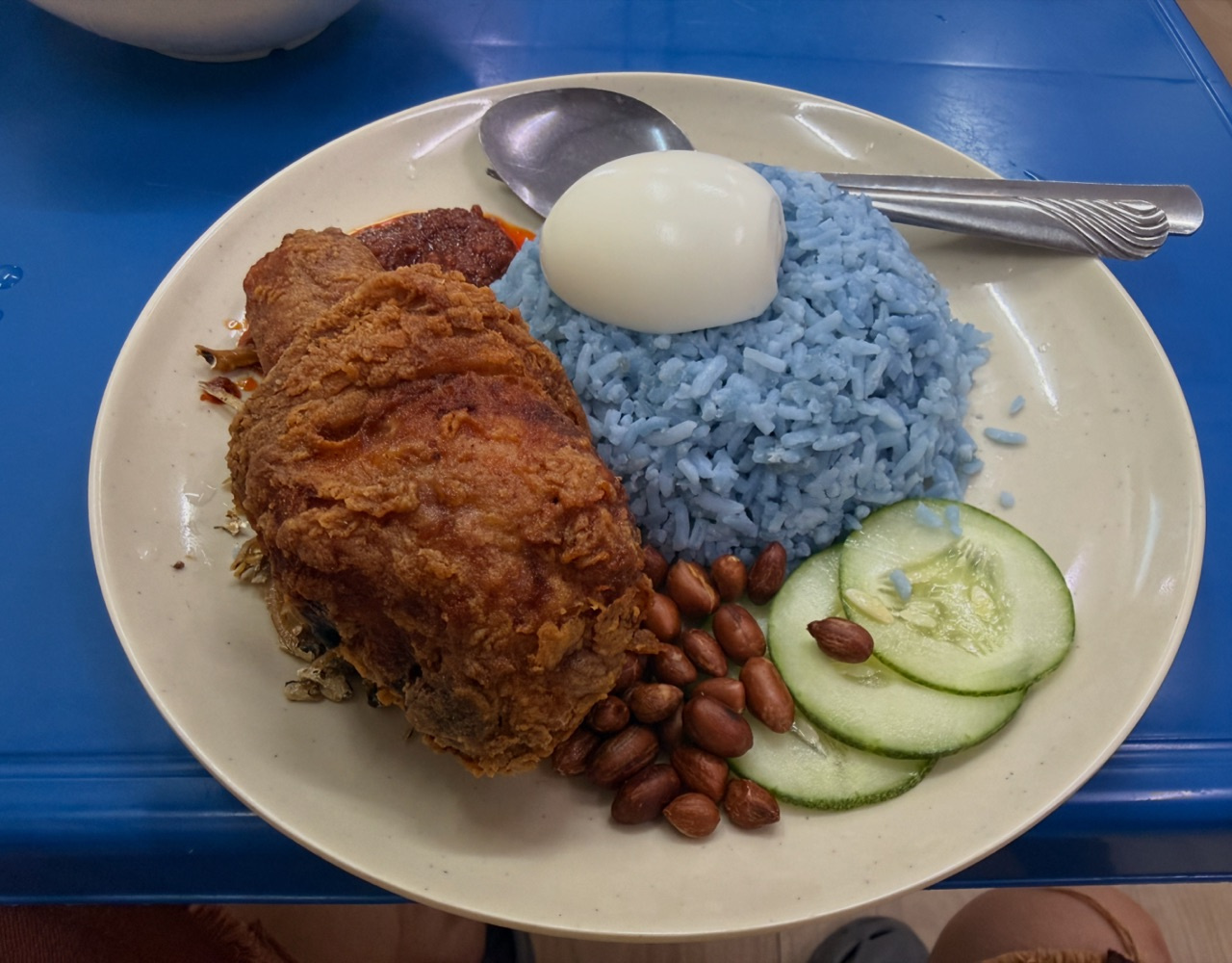 手机先吃 — 文章与照片序列 — 《手机先吃》中的一张手机食物照片，与 MT 关于食欲、仪式与具身经验的文章并置出现。