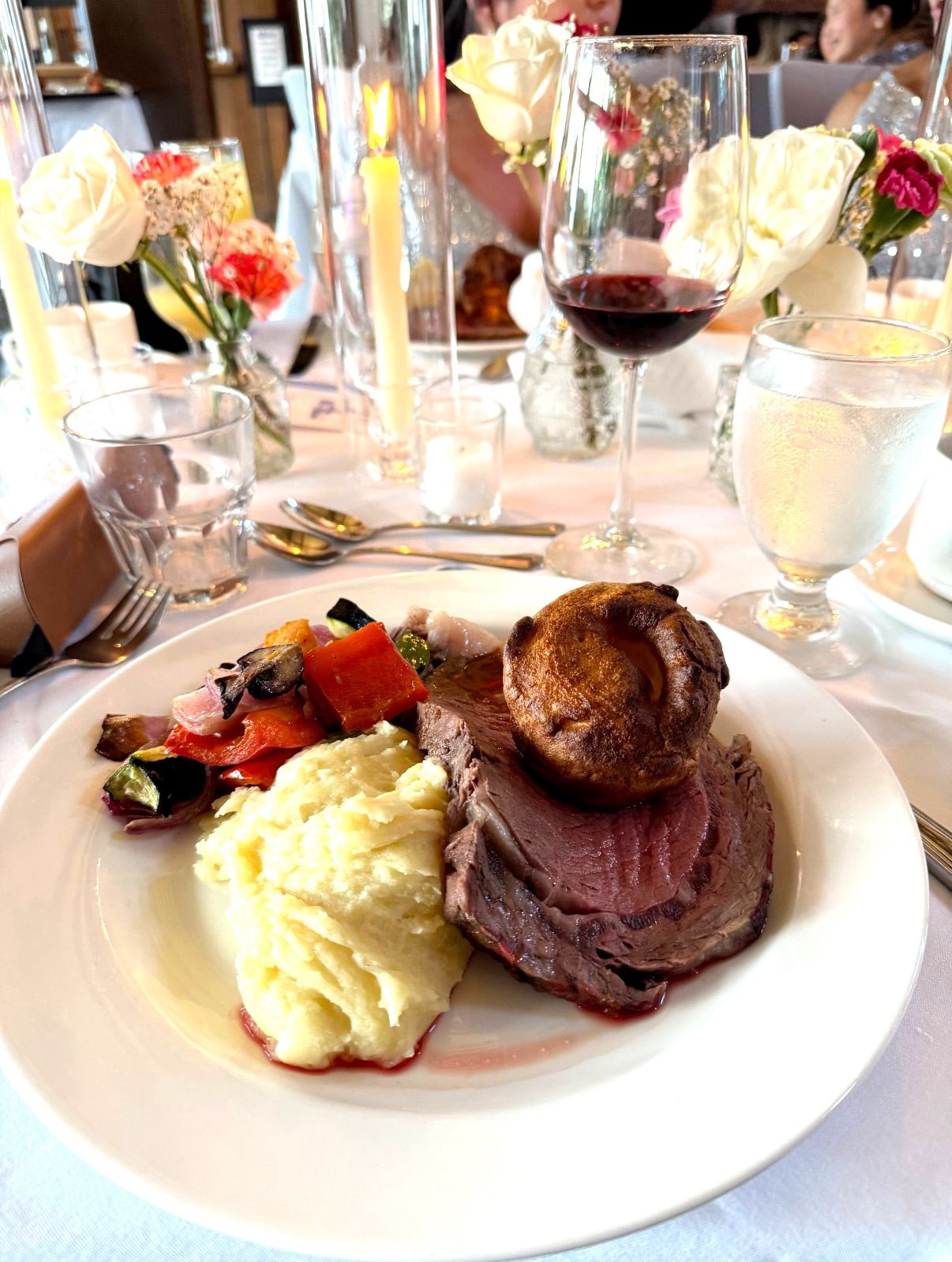 手机先吃 — 文章与照片序列 — 《手机先吃》中的一张手机食物照片，与 MT 关于食欲、仪式与具身经验的文章并置出现。