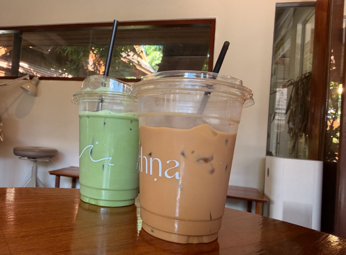 手机先吃 — 文章与照片序列 — 《手机先吃》中的一张手机食物照片，与 MT 关于食欲、仪式与具身经验的文章并置出现。