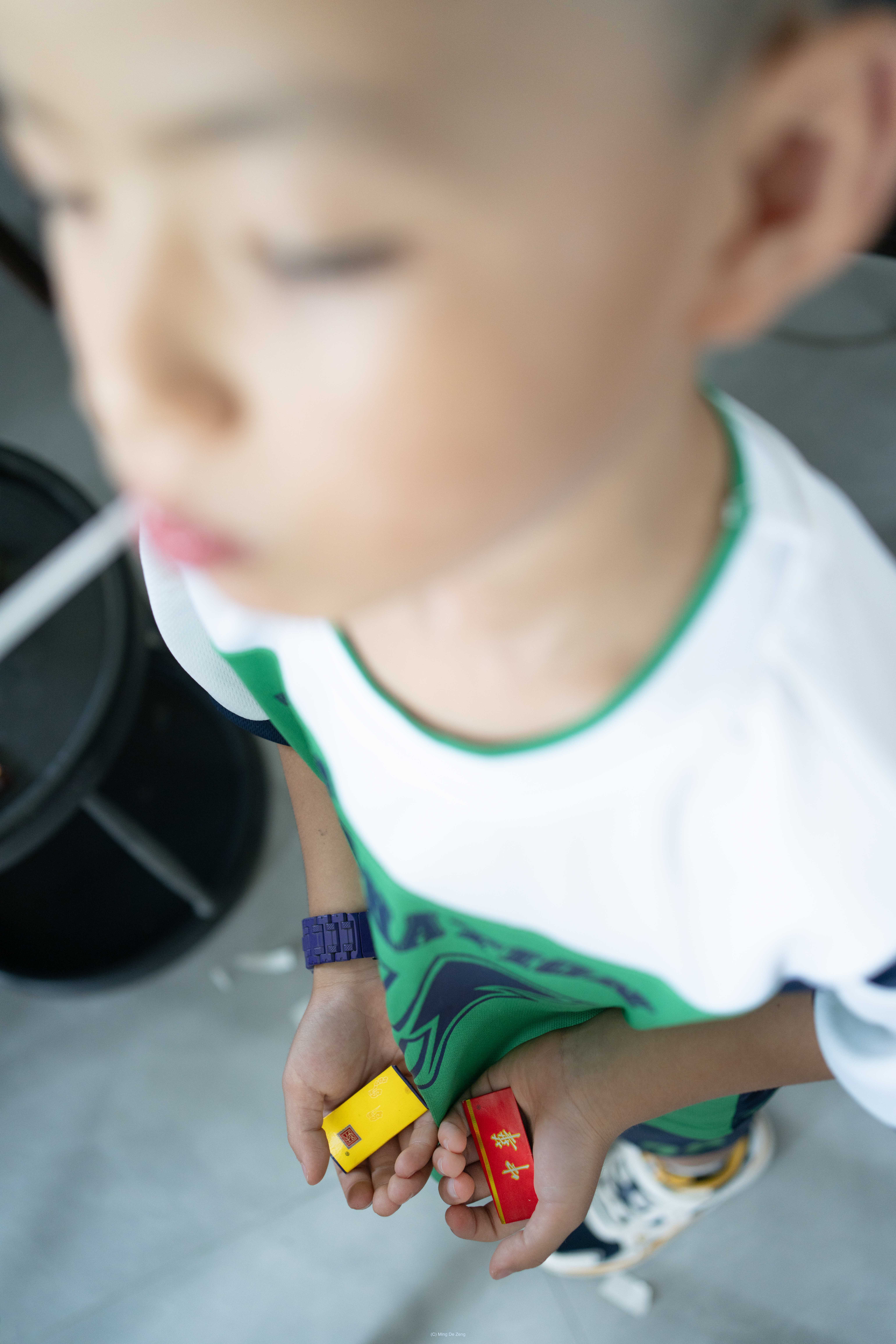 我们玩耍的方式 — 摄影系列 — 《我们玩耍的方式》中的一张照片，拍摄于惠州，围绕儿童、游戏以及迁移后的不稳定记忆展开。