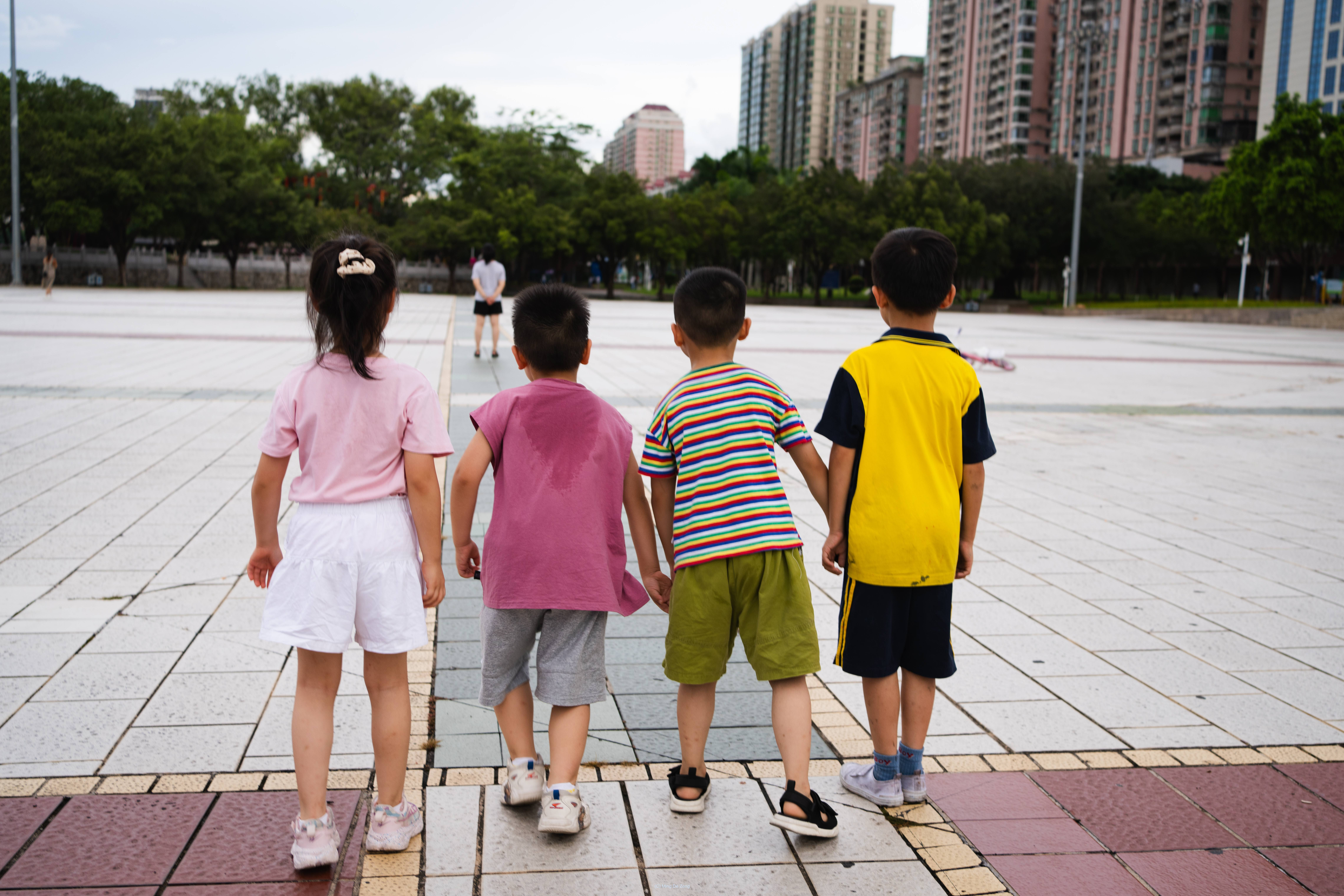 我们玩耍的方式 — 摄影系列 — 《我们玩耍的方式》中的一张照片，拍摄于惠州，围绕儿童、游戏以及迁移后的不稳定记忆展开。