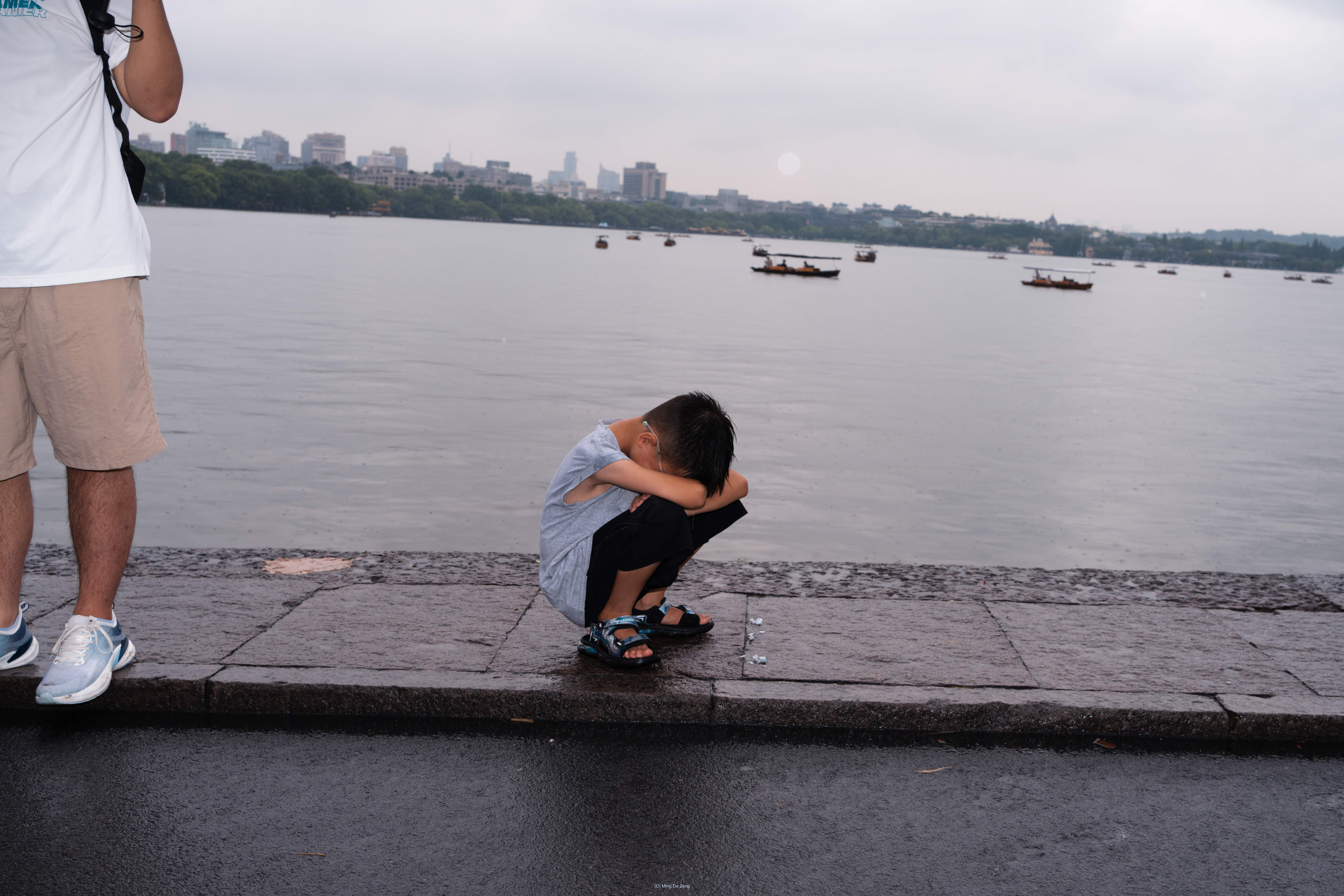 我们玩耍的方式 — 摄影系列 — 《我们玩耍的方式》中的一张照片，拍摄于惠州，围绕儿童、游戏以及迁移后的不稳定记忆展开。