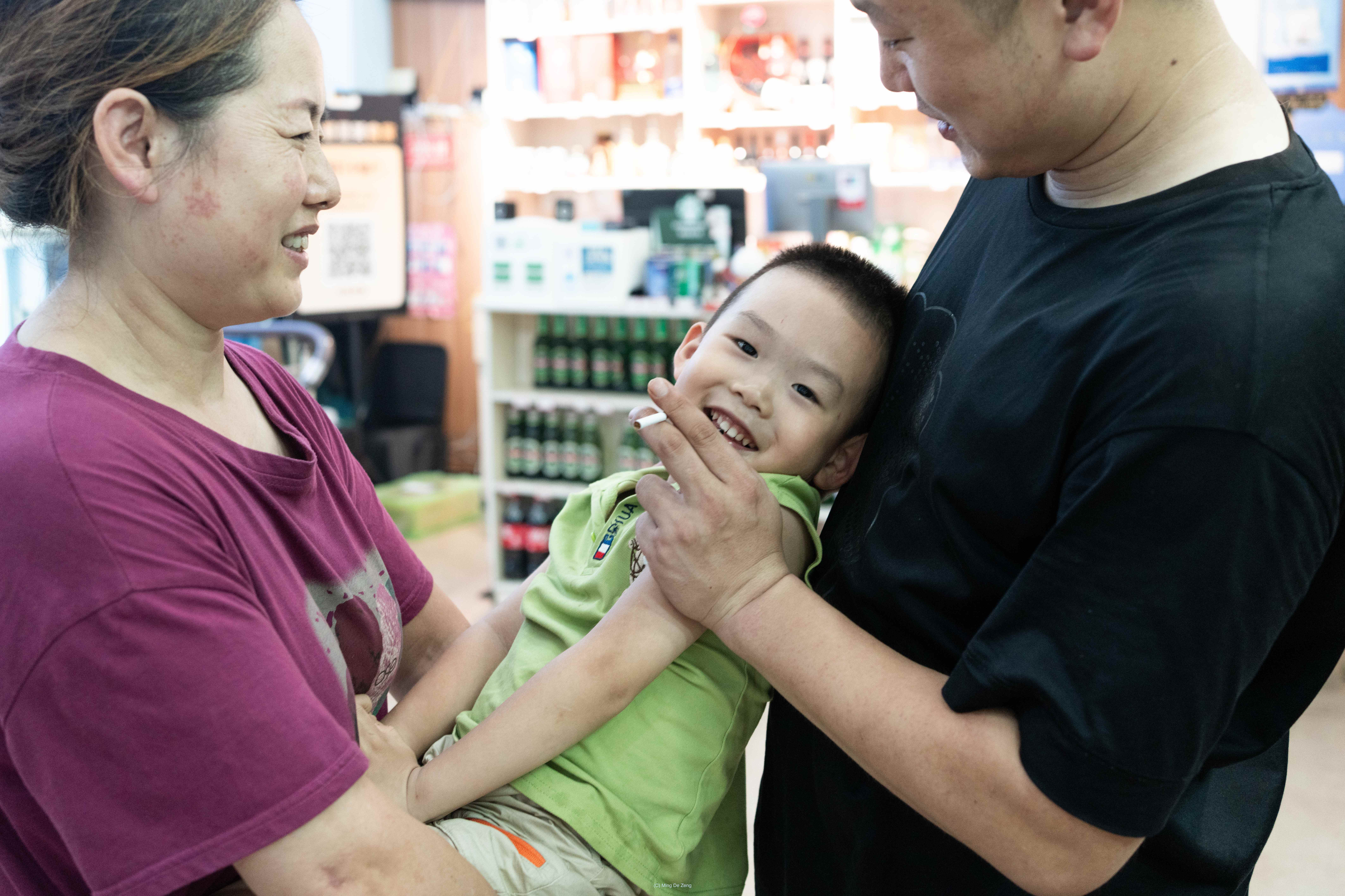 我们玩耍的方式 — 摄影系列 — 《我们玩耍的方式》中的一张照片，拍摄于惠州，围绕儿童、游戏以及迁移后的不稳定记忆展开。