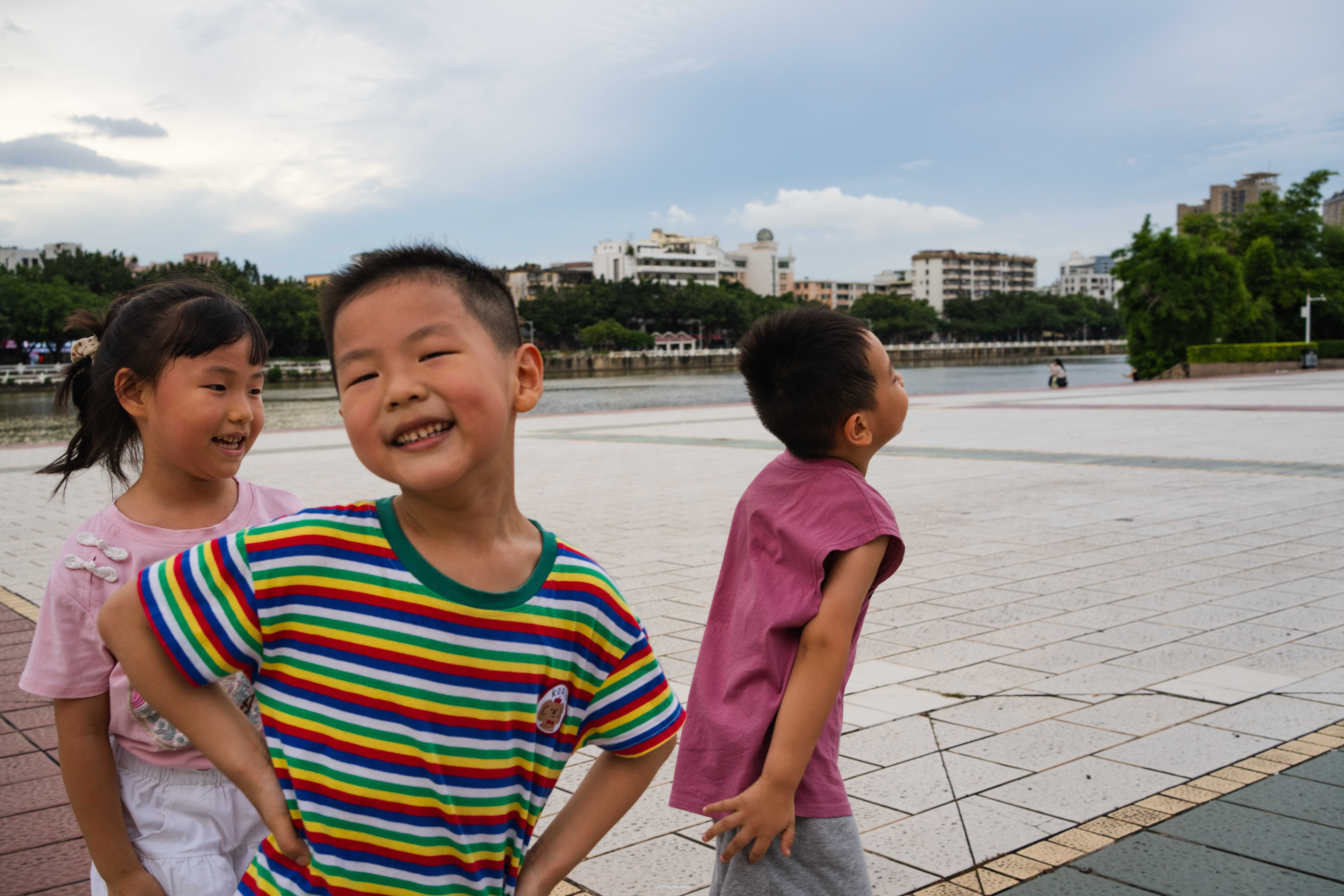 我们玩耍的方式 — 摄影系列 — 《我们玩耍的方式》中的一张照片，拍摄于惠州，围绕儿童、游戏以及迁移后的不稳定记忆展开。