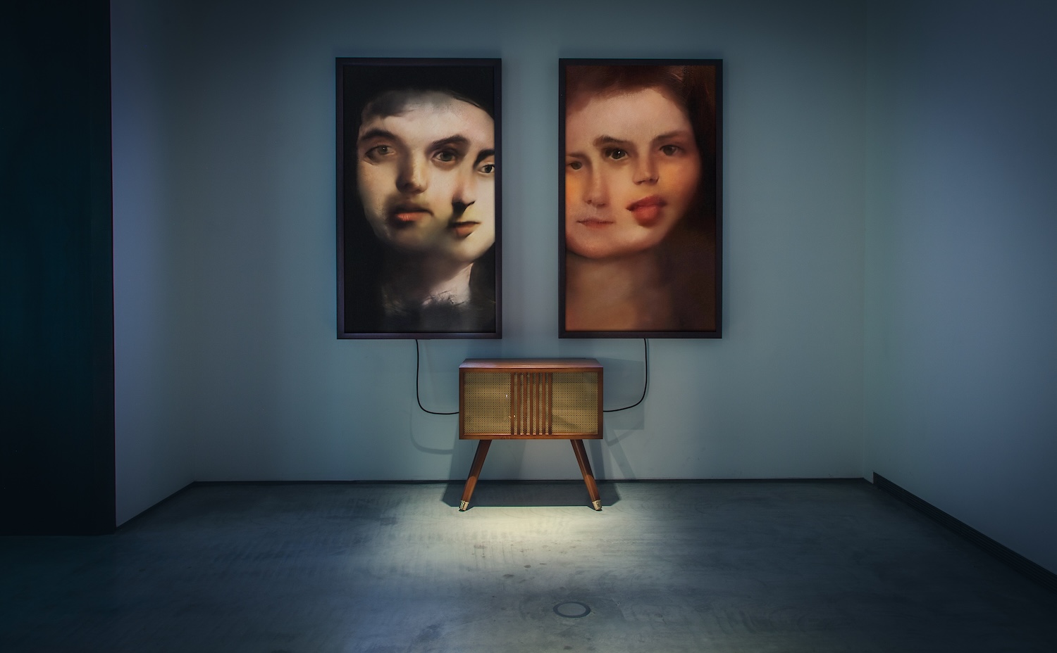 《过路人记忆 I》（Memories of Passersby I）（2018）。装置持续生成从未存在过的人脸，使生成影像的“持续输出”与摄影的“事件时间切片”形成对照。