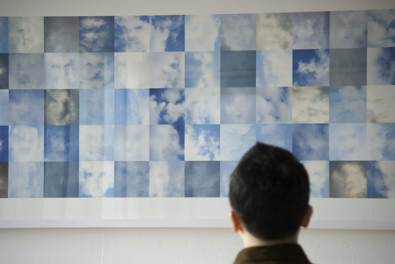 《云脸》（Cloud Face）（2012）。作品让人脸识别系统在云层中寻找“面孔”，借由误识暴露算法观看的分类惯性。